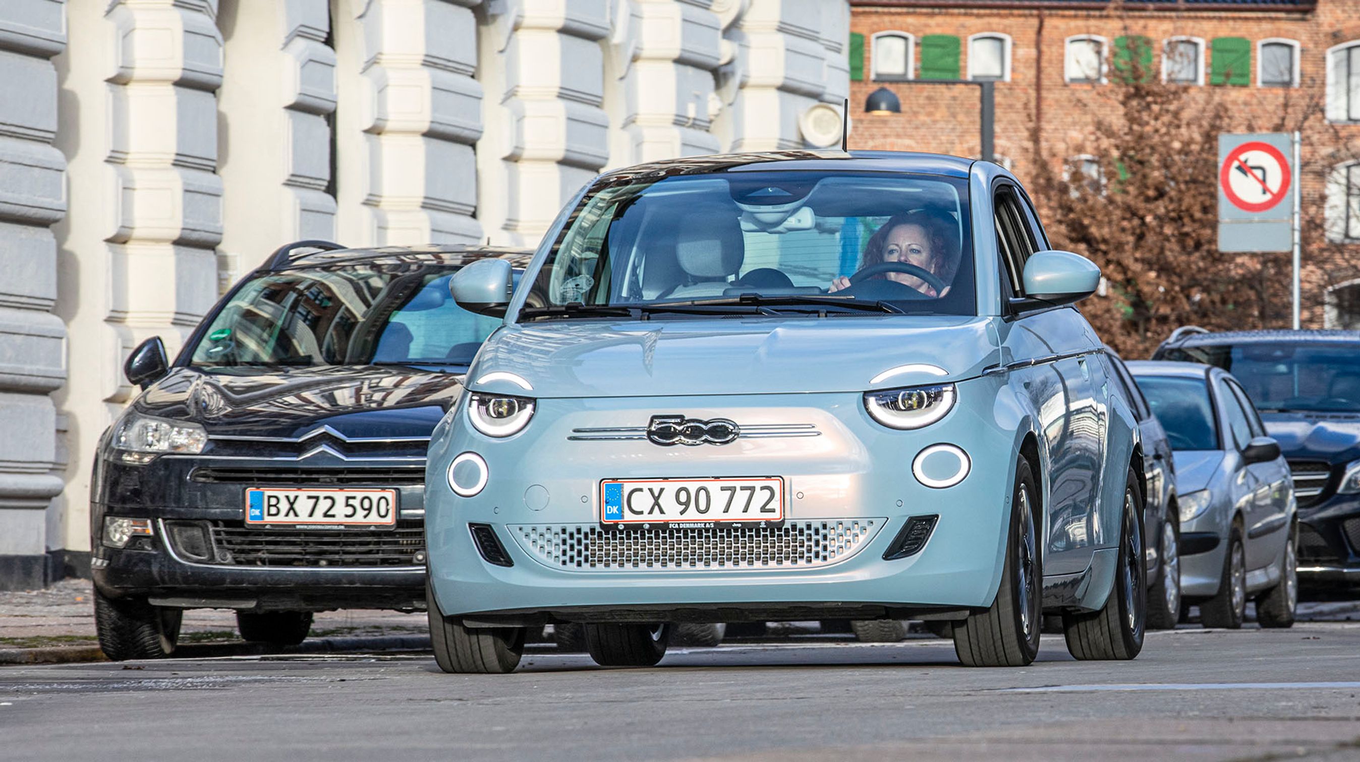 Det er ren retro. Fronten er tro mod den første Fiat 500, der ikke havde et kølergitter, idet den havde motoren placeret bagtil. De flotte LED-forlygter (ekstraudstyr) giver et moderne udtryk.