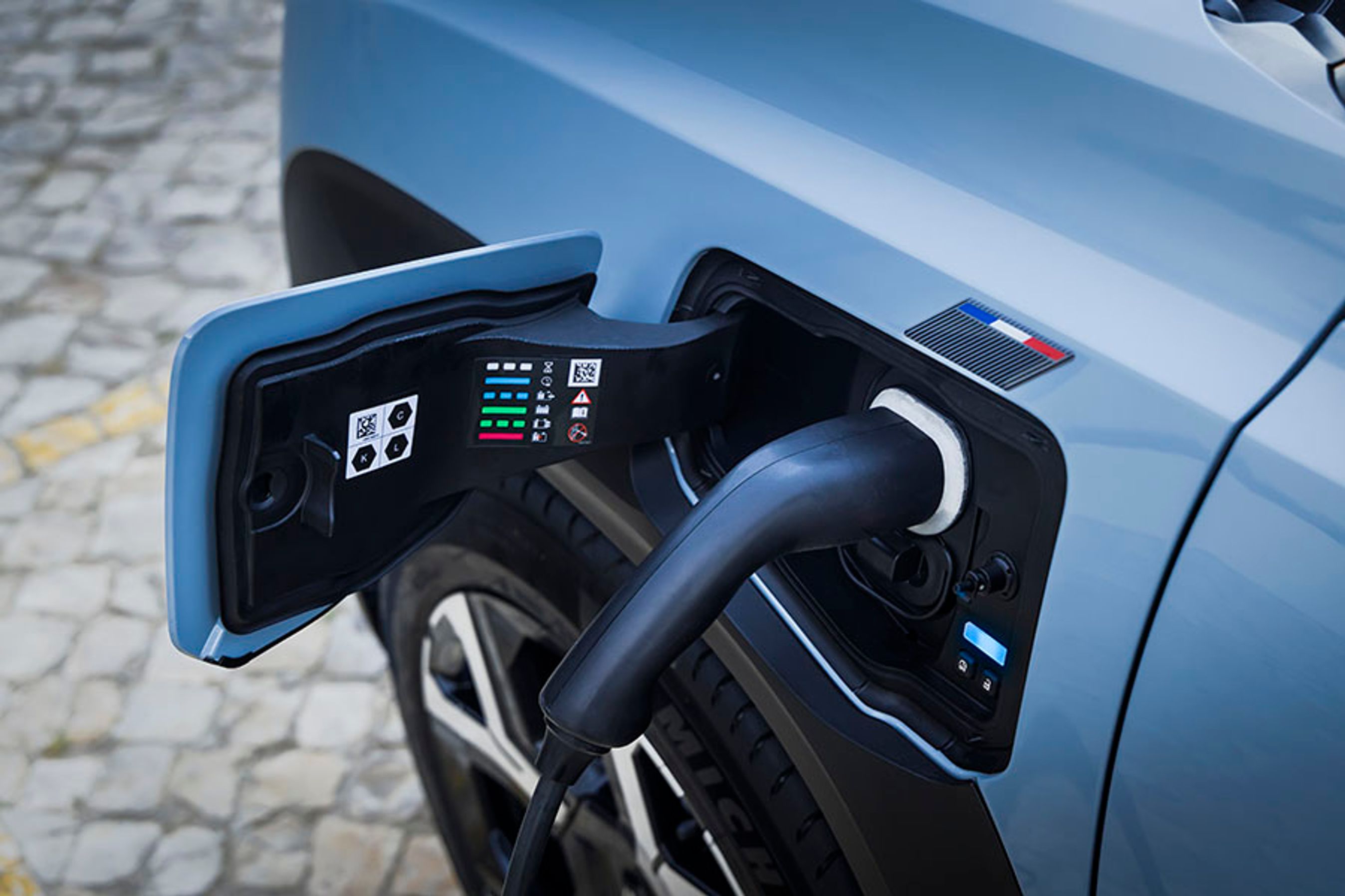 Bilen kan oplades med op til 100 kW, når man er på farten. Hjemme kan bilen oplades med 11 kW. Batterierne er på 52 kWh netto i udgaverne med det store batteri og på 40 kWh i udgaven med det lille batteri.