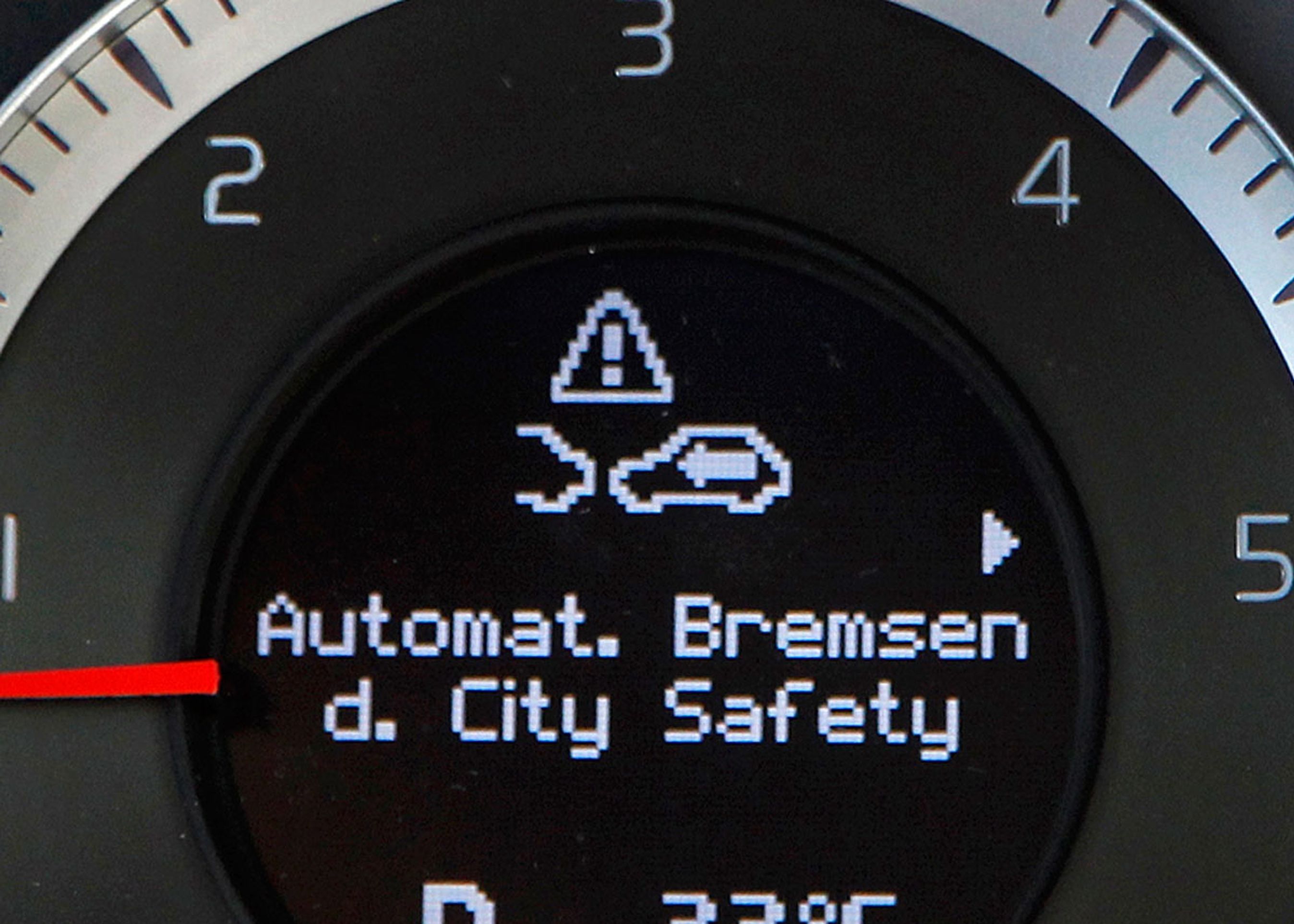 Fra Volvos instrumenthus. Advarslen mod en nært forestående kollision gives med meget tydeligt rødt lys på selve forruden.