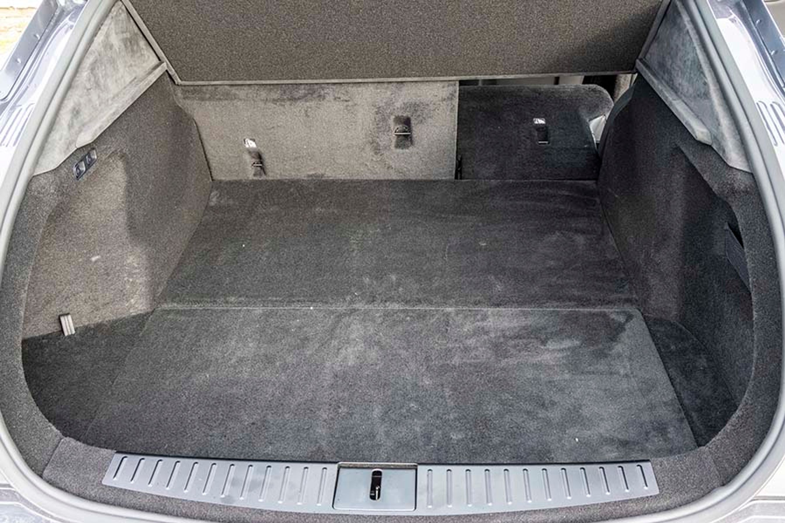 Bagagerummet er ifølge Tesla på 709 liter, men reelt er volumenet noget mindre. Bemærk, at der også er 89 liter i det forreste bagagerum (også kaldet frunk). 