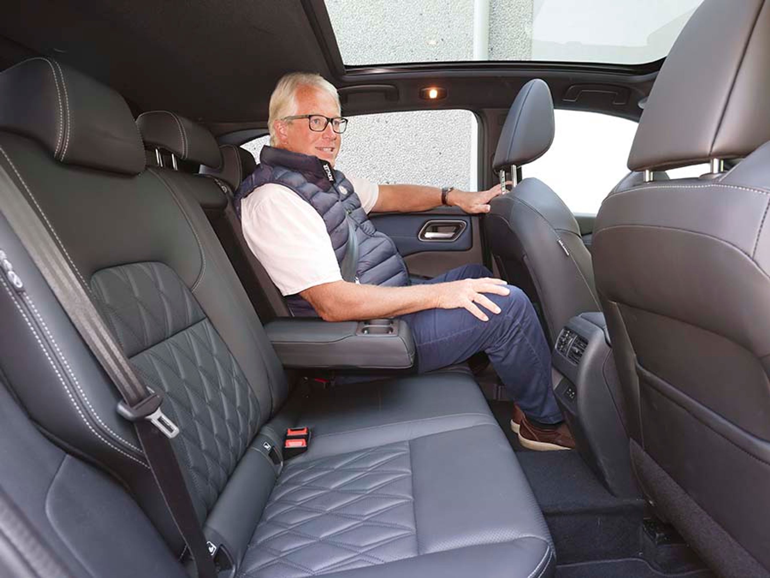 Bagsædepladsen er øget, og det mærkes. Gulvet er næsten plant, og der er nu friskluftdyser mellem forsæderne. Et stort glastag gør kabinen lys og venlig.