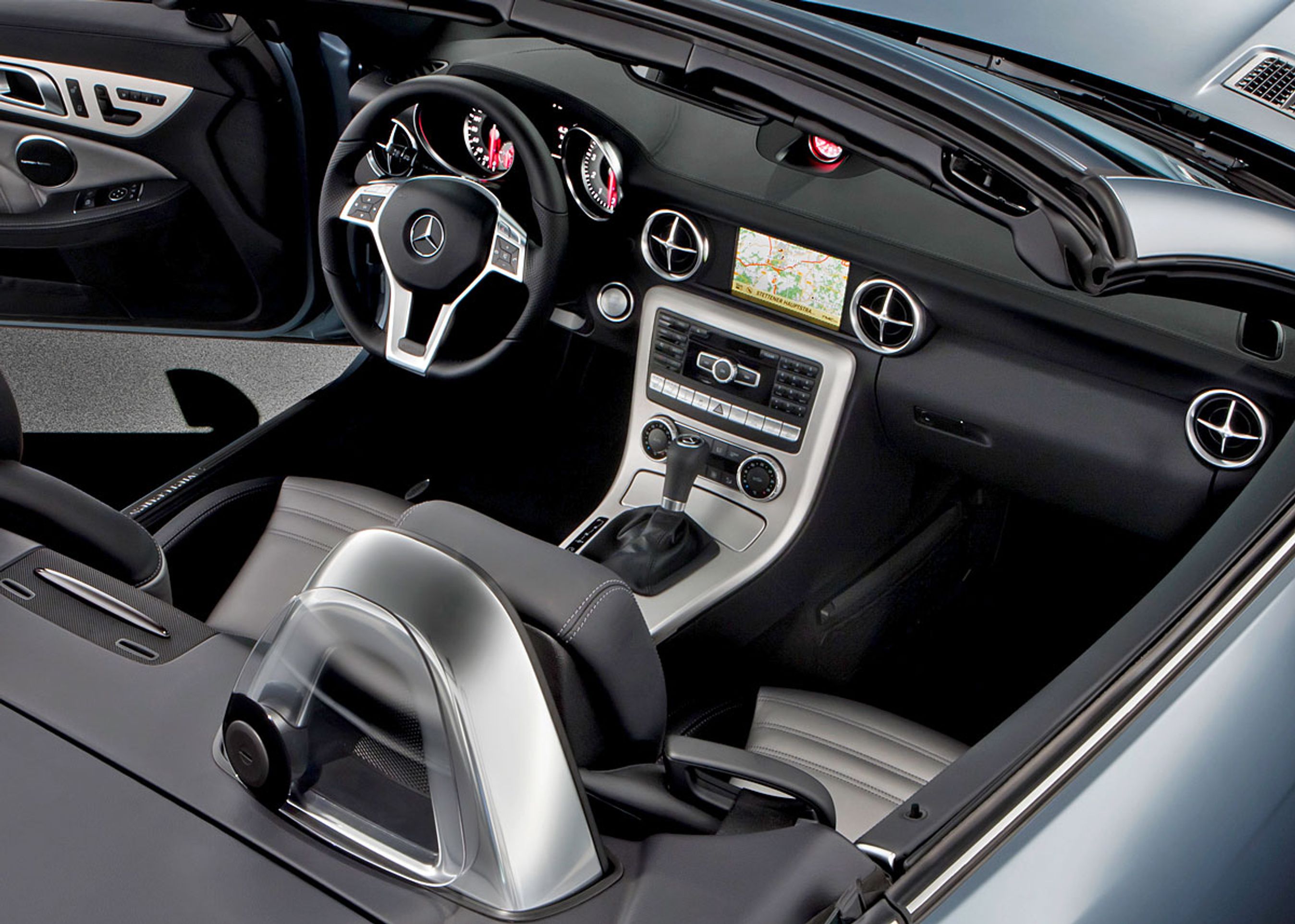 Et markant designelement i kabinen er de fire store, runde luftdyser. Nyt er den store farveskærm.