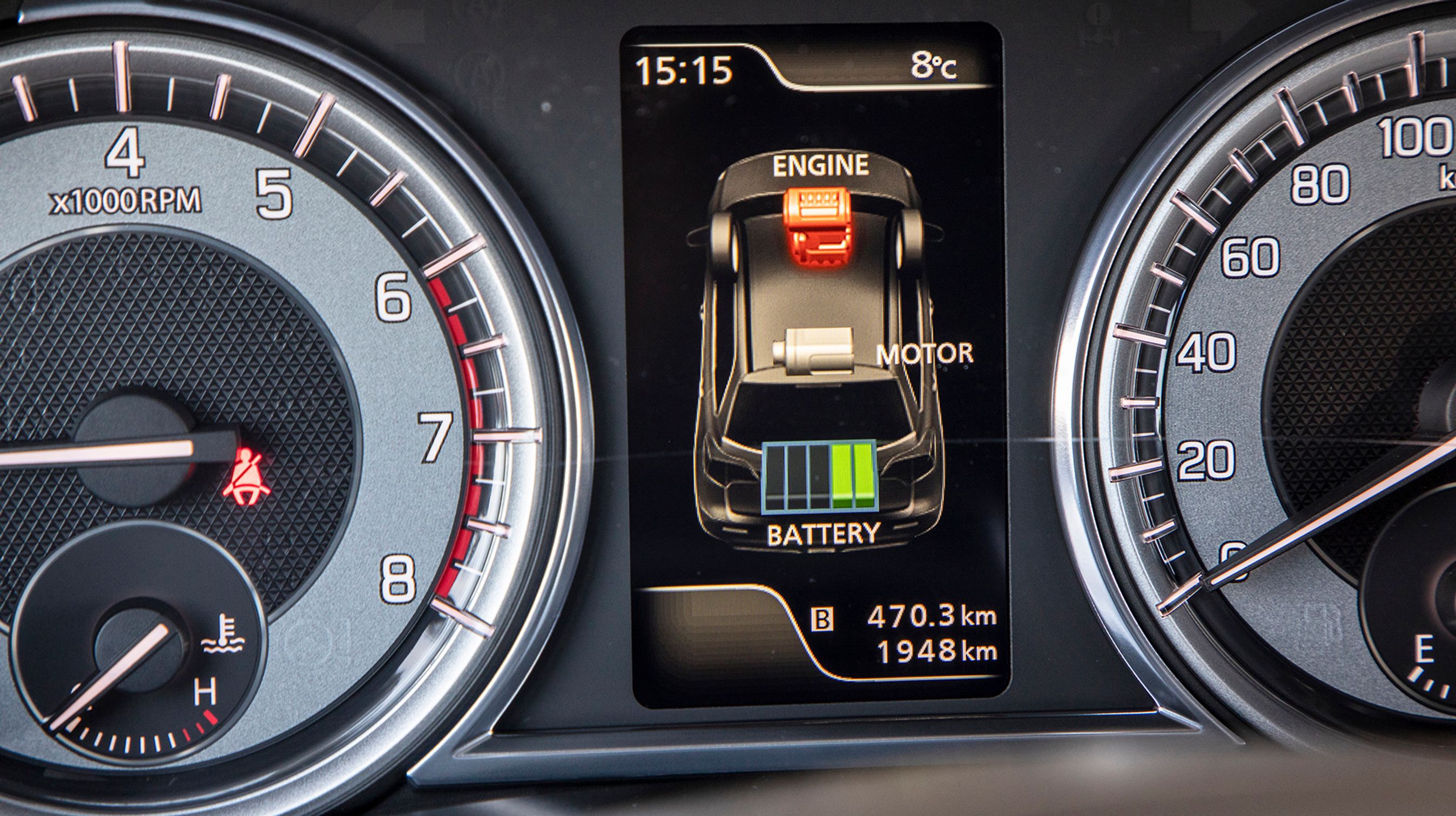 På et lille display i instrumenthuset kan man følge med i hybridsystemets funktioner.