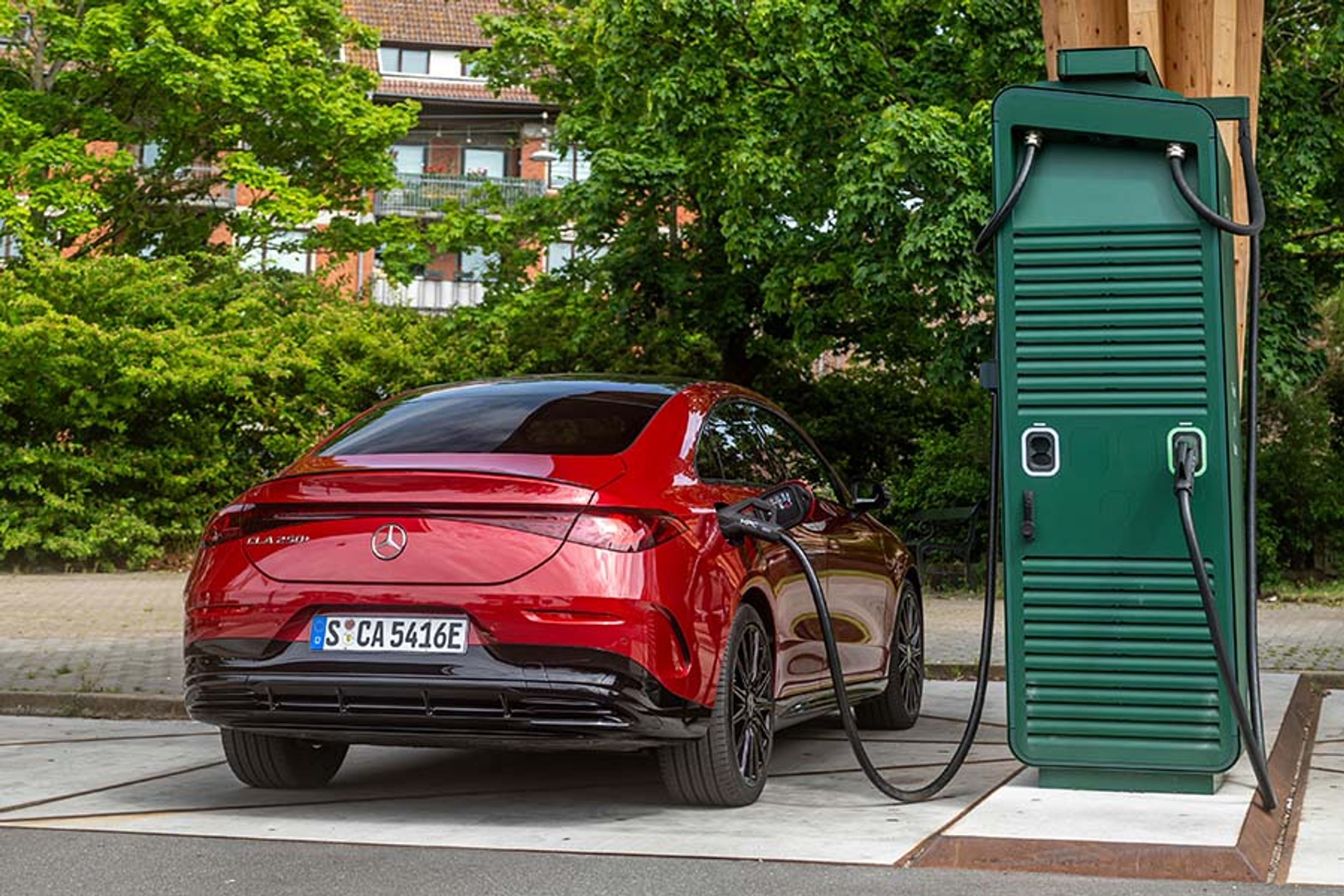 Mercedes-Benz CLA 250+ er udstyret med et 85 kWh batteri med 800-voltteknologi. Det kan oplades med op til 320 kW. Det betyder, at man på 10 minutter kan tilføre energi nok til yderligere 325 km. Det er vildt hurtigt!