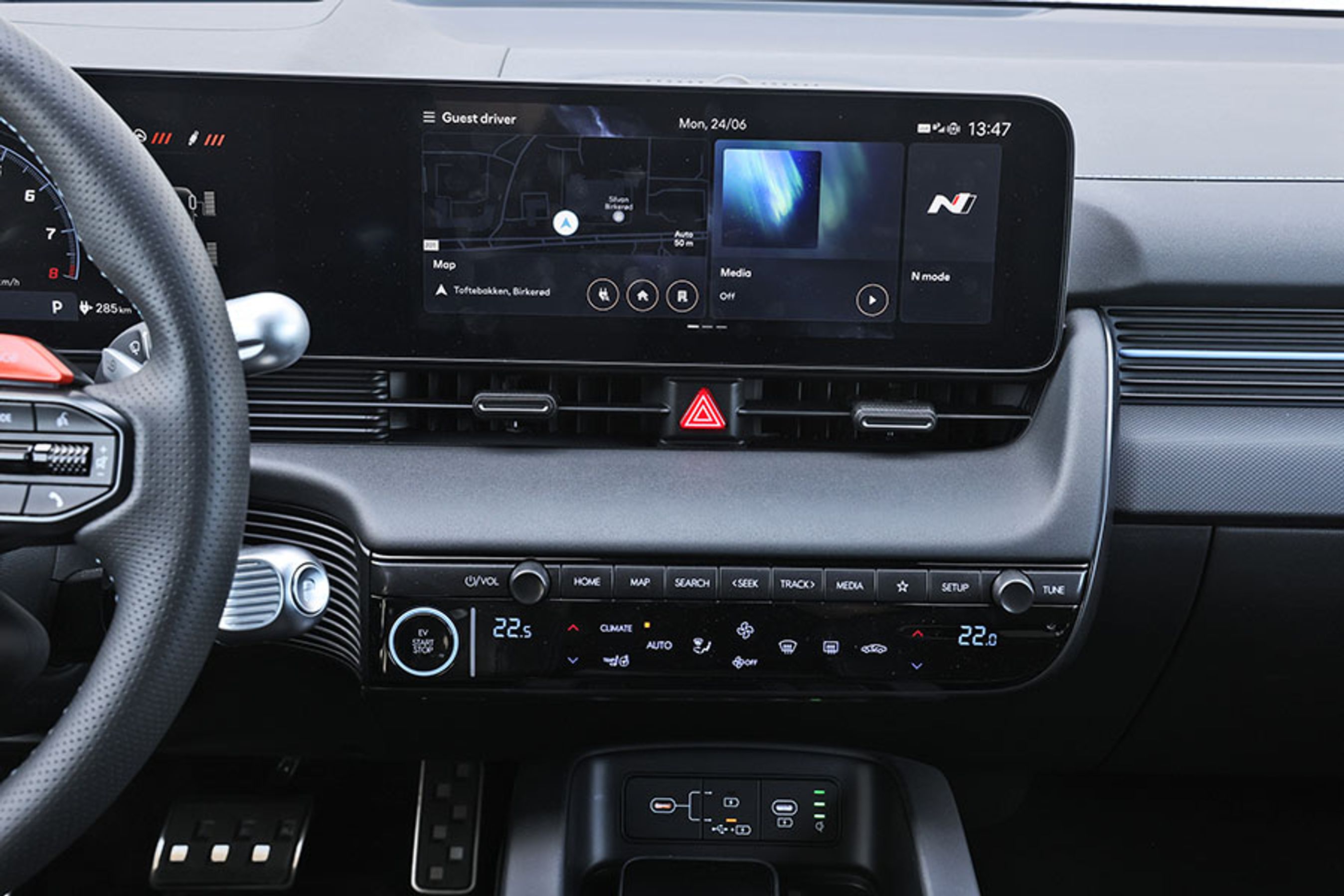 Du får en stor trykskærm, men Hyundai har holdt fast i knapper til betjening af bilen. Blandt andet har den fortsat et panel til betjening af klimaanlægget, og der er fysiske knapper til at vælge, hvilken funktion du ønsker på trykskærmen.