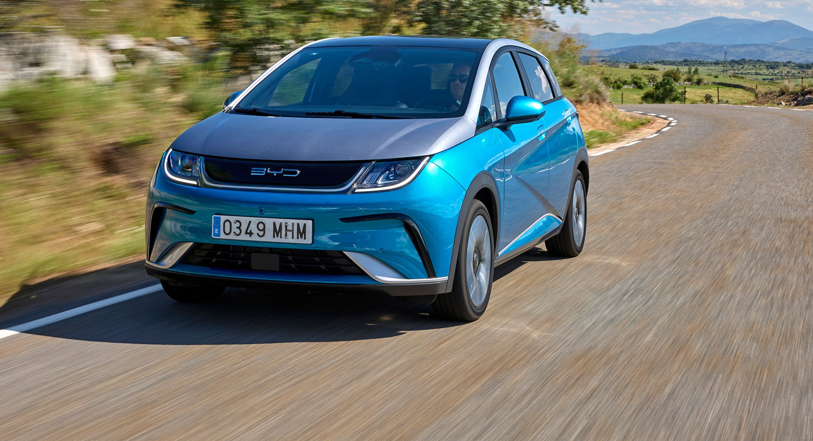Blå BYD Dolphin på landevej.