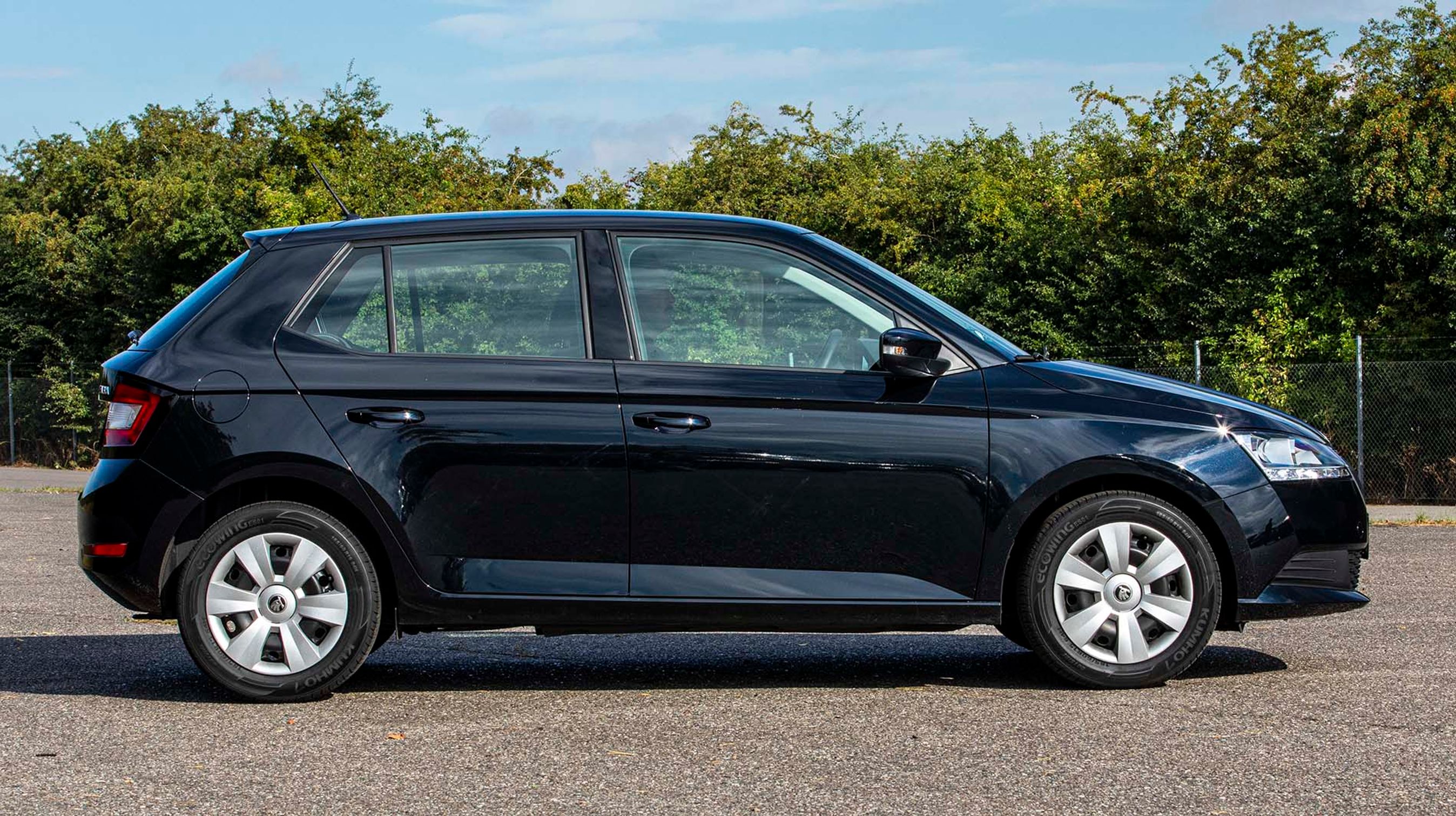 Skoda Fabia er en bil, der er gennemsyret af praktiske løsninger mere end smarte detaljer. I denne Ambition-udgave står bilen på 15-tommer stålfælge med nydelige hjulkapsler. Akselafstanden er otte cm mindre end i VW Polo.