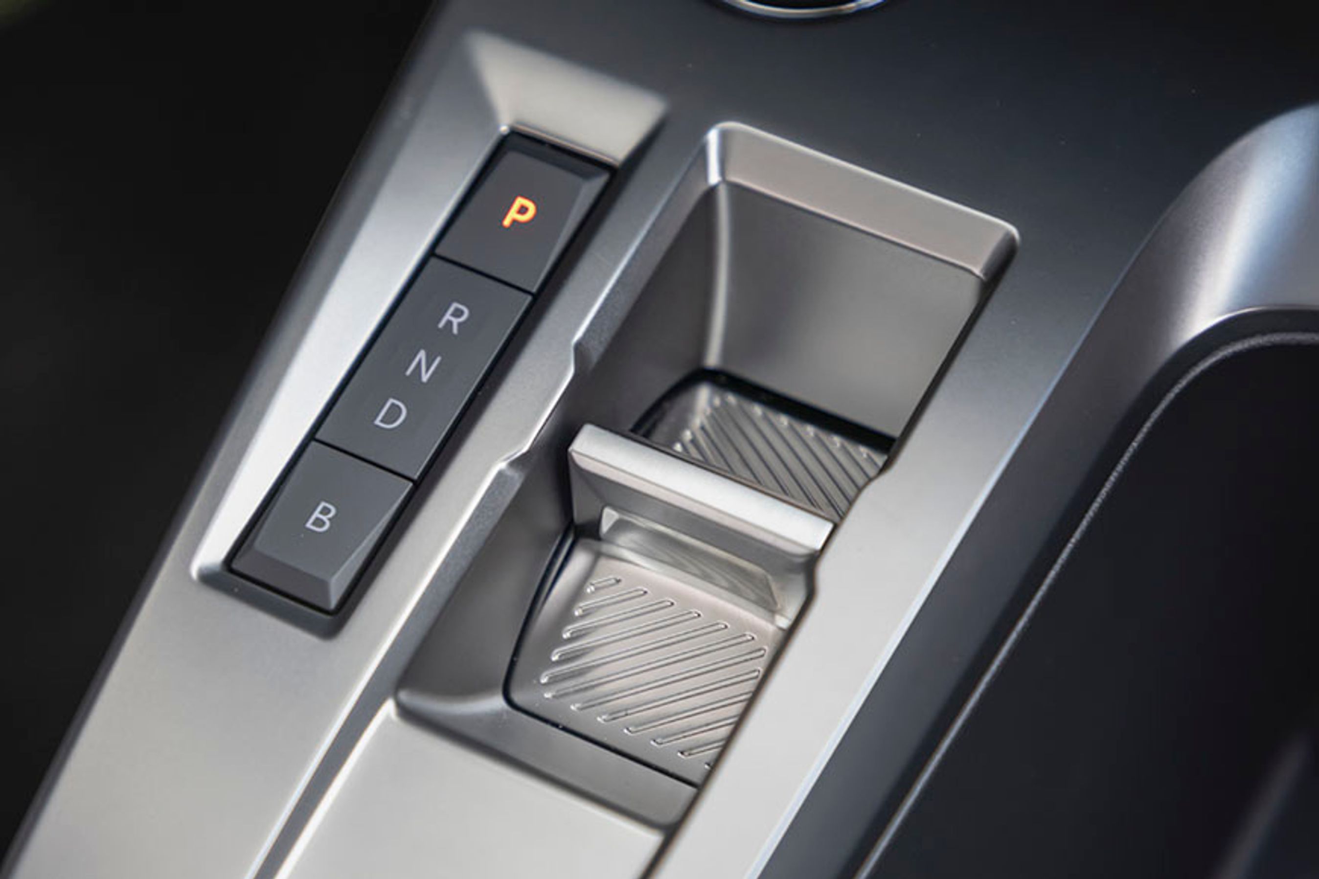 I Hybrid-udgaverne og i biler med automatgear er der denne lille gearvælger mellem forsæderne. Den er utrolig let at bruge og går selv i P, når motoren slukkes, eller når døren åbnes.