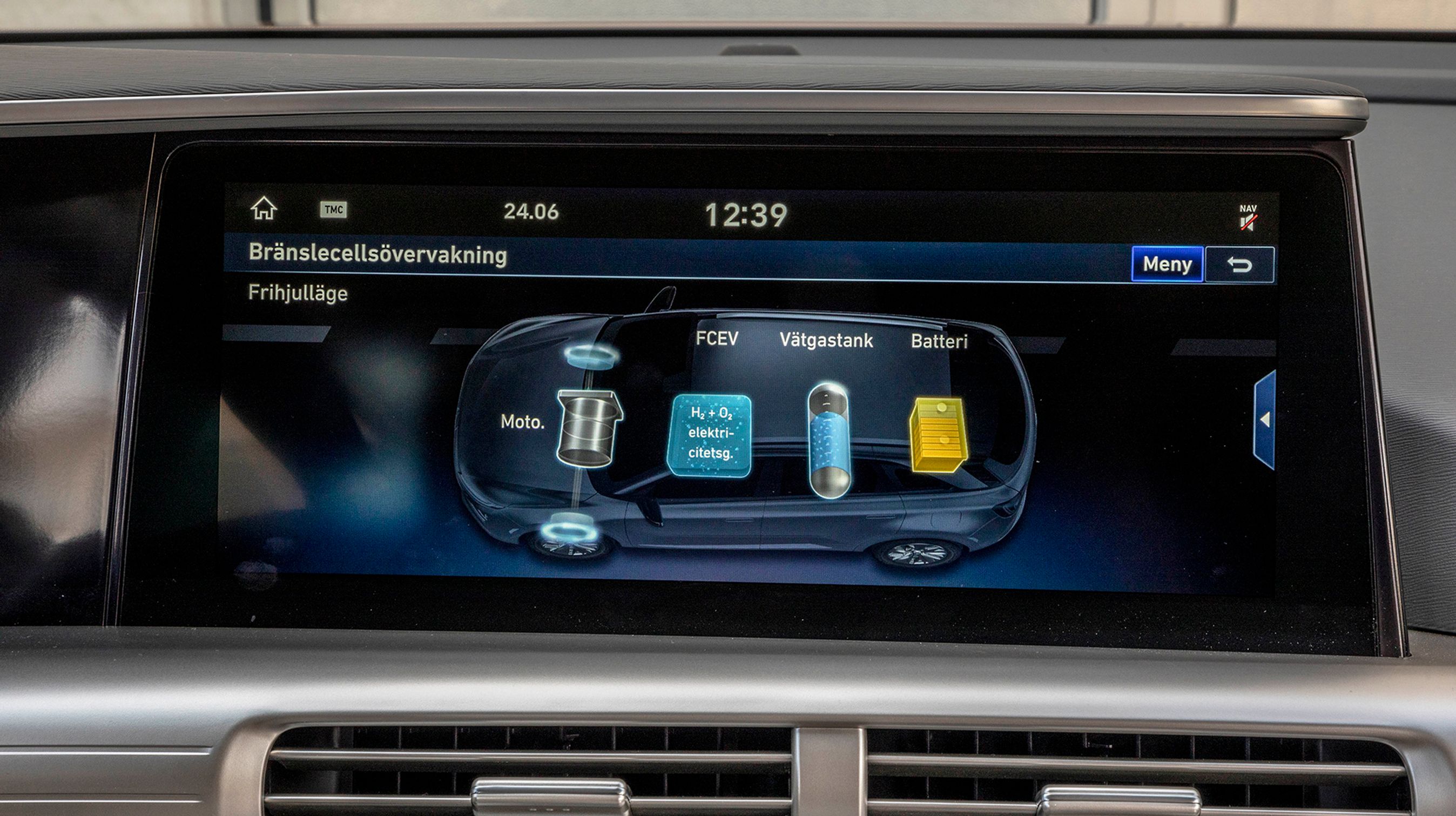 Motoren trækker på forhjulene. Over motoren sidder brændselscellen, og under bagsædet er tanken. Et batteri bagest har samme funktion som i en hybridbil.