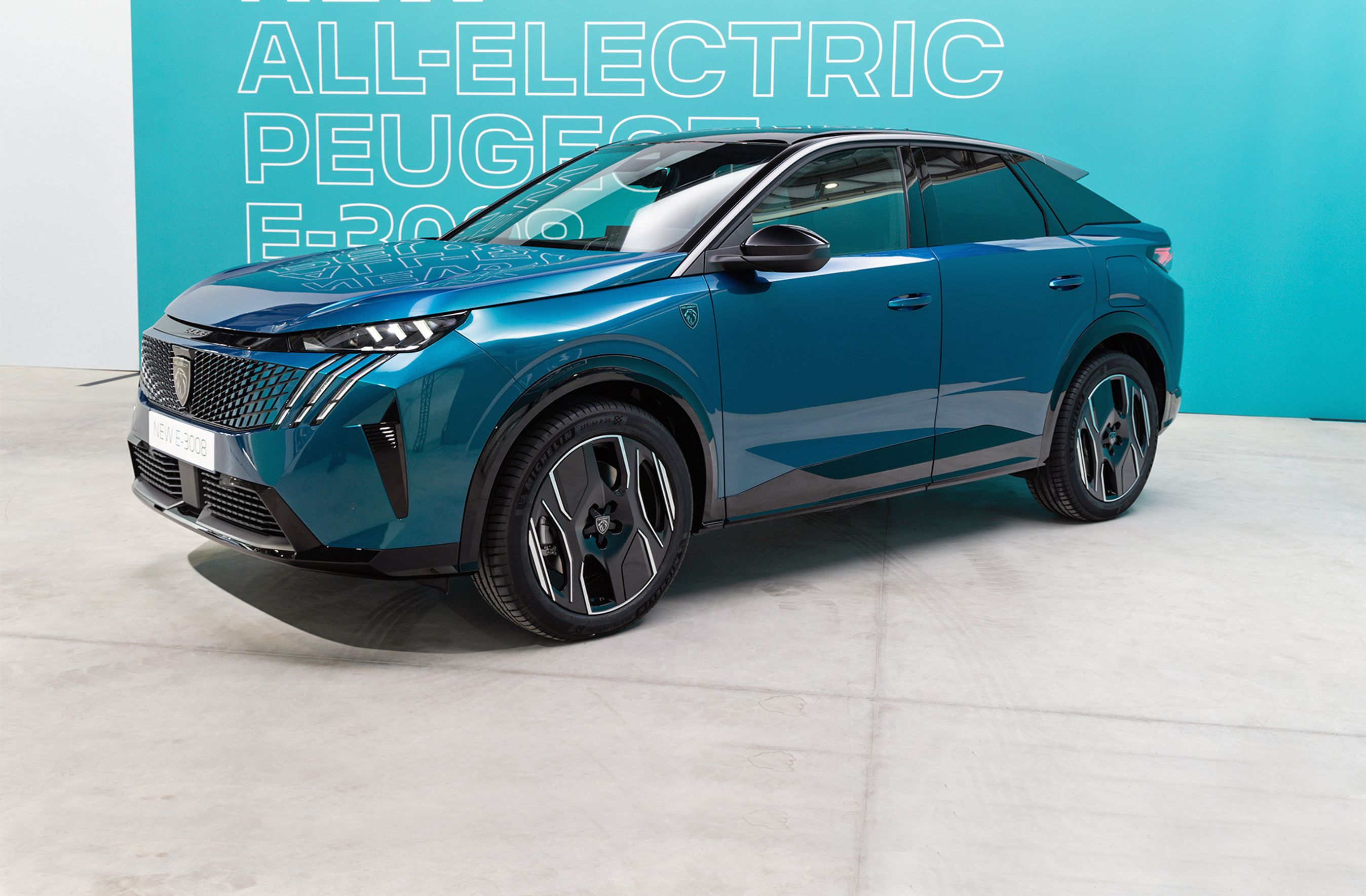 Peugeot E-3008 set forfra.