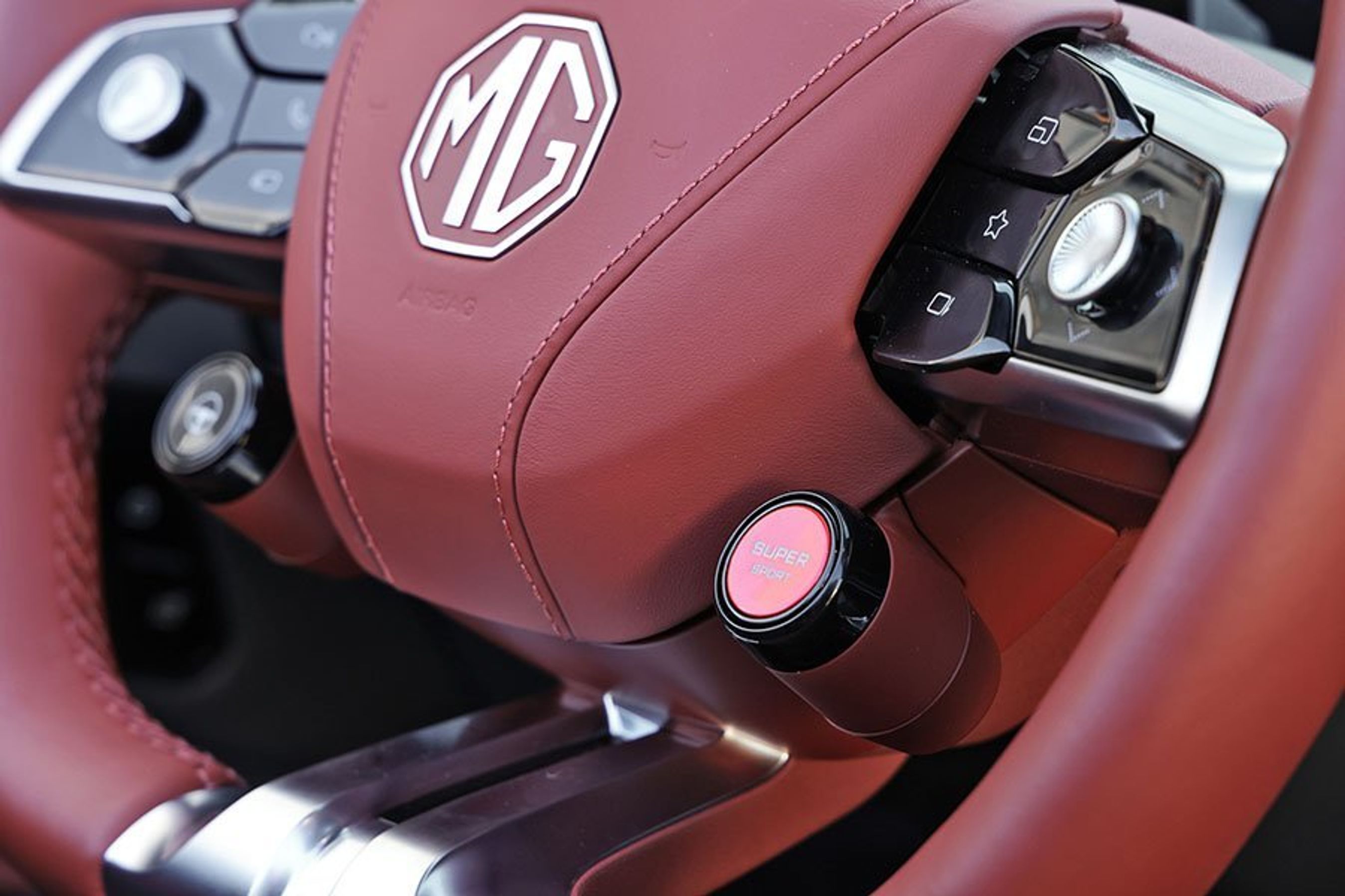 Rød knap i rattet på MG Cyberster