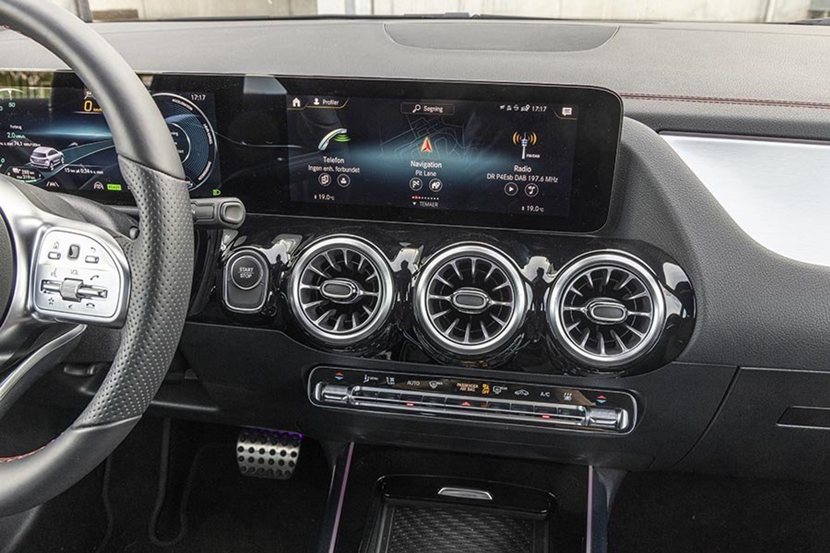 De tre runde ventilationsdyser i midten er både effektive og flotte at se på.