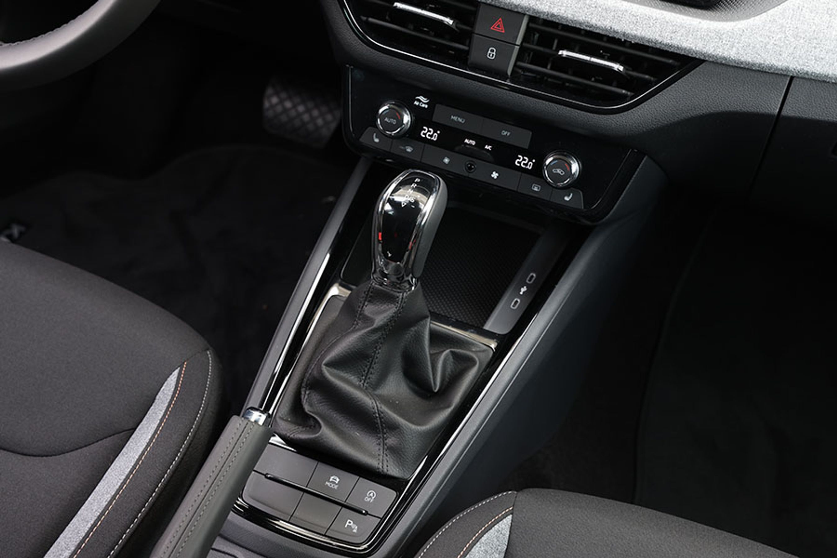 Gearvælgeren til automatgearet er af den gammeldags type, hvor man selv skal skubbe den i D og P ved starten og afslutningen af en køretur.