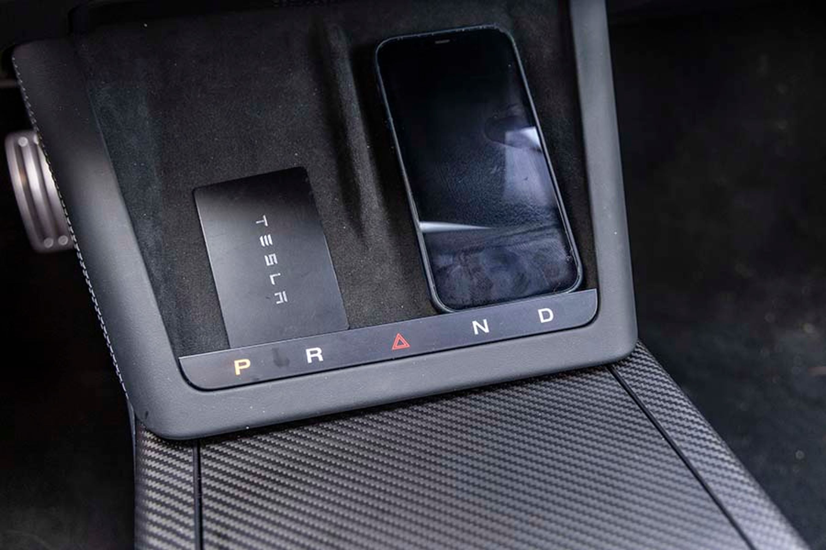 Den alternative gearvælger ligger under skærmen og de to trådløse mobilholdere. Her kommer gearvælgeren først frem, når du trykker på panelet. 