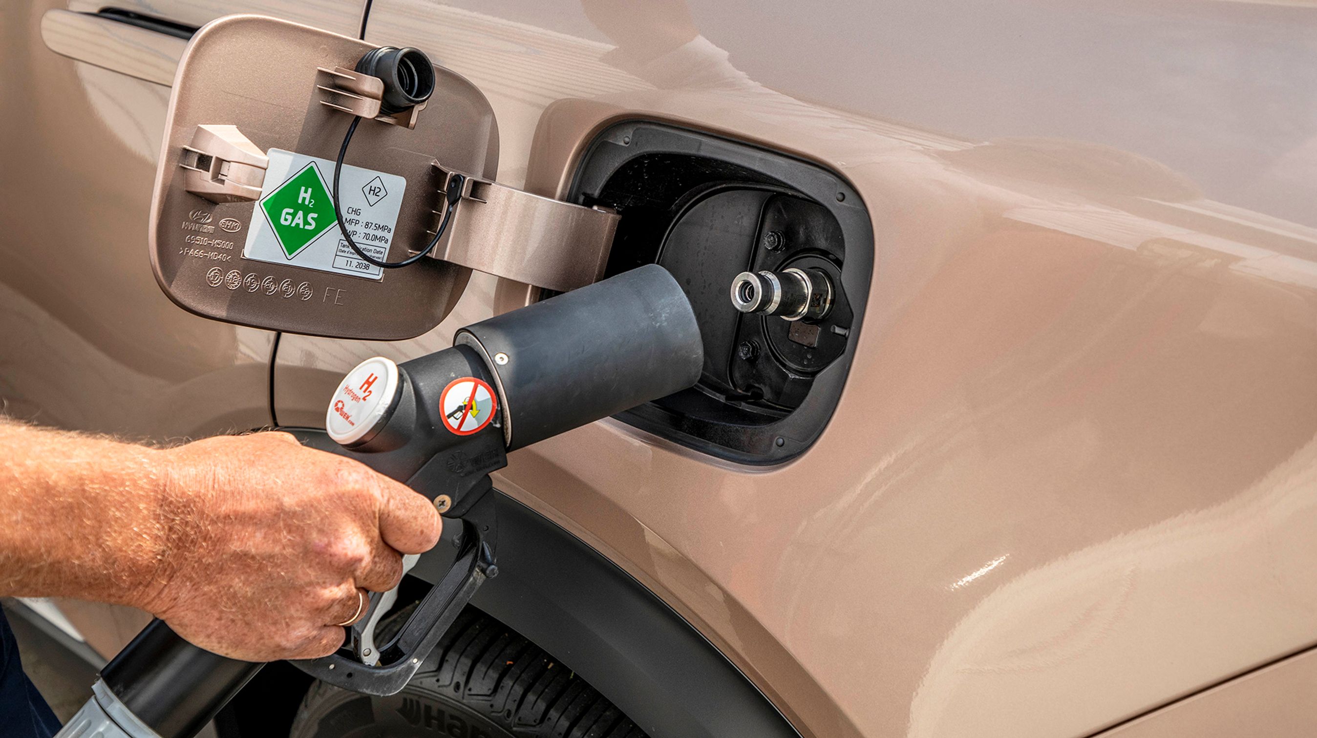 Brinten (H2) tankes fra en af landets ni tankstationer. Det tager under fem minutter og giver en officiel rækkevidde på 666 km. Brinten lagres under et tryk på 700 bar.