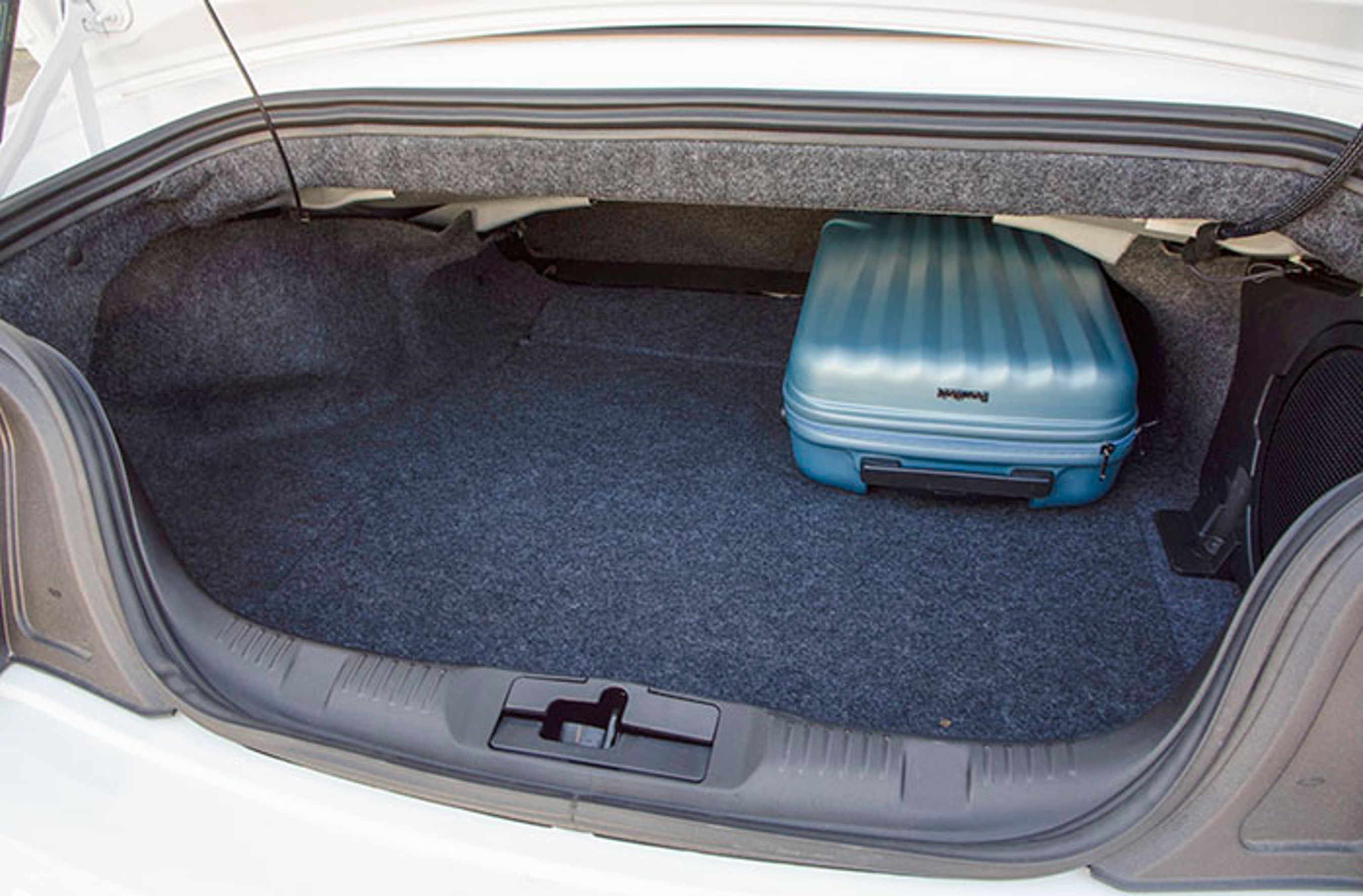 Bagagerummet rummer blot 332 liter og er ikke særlig flot beklædt. Det lille rum kan give udfordringer, hvis man skal køre på ferie i bilen.