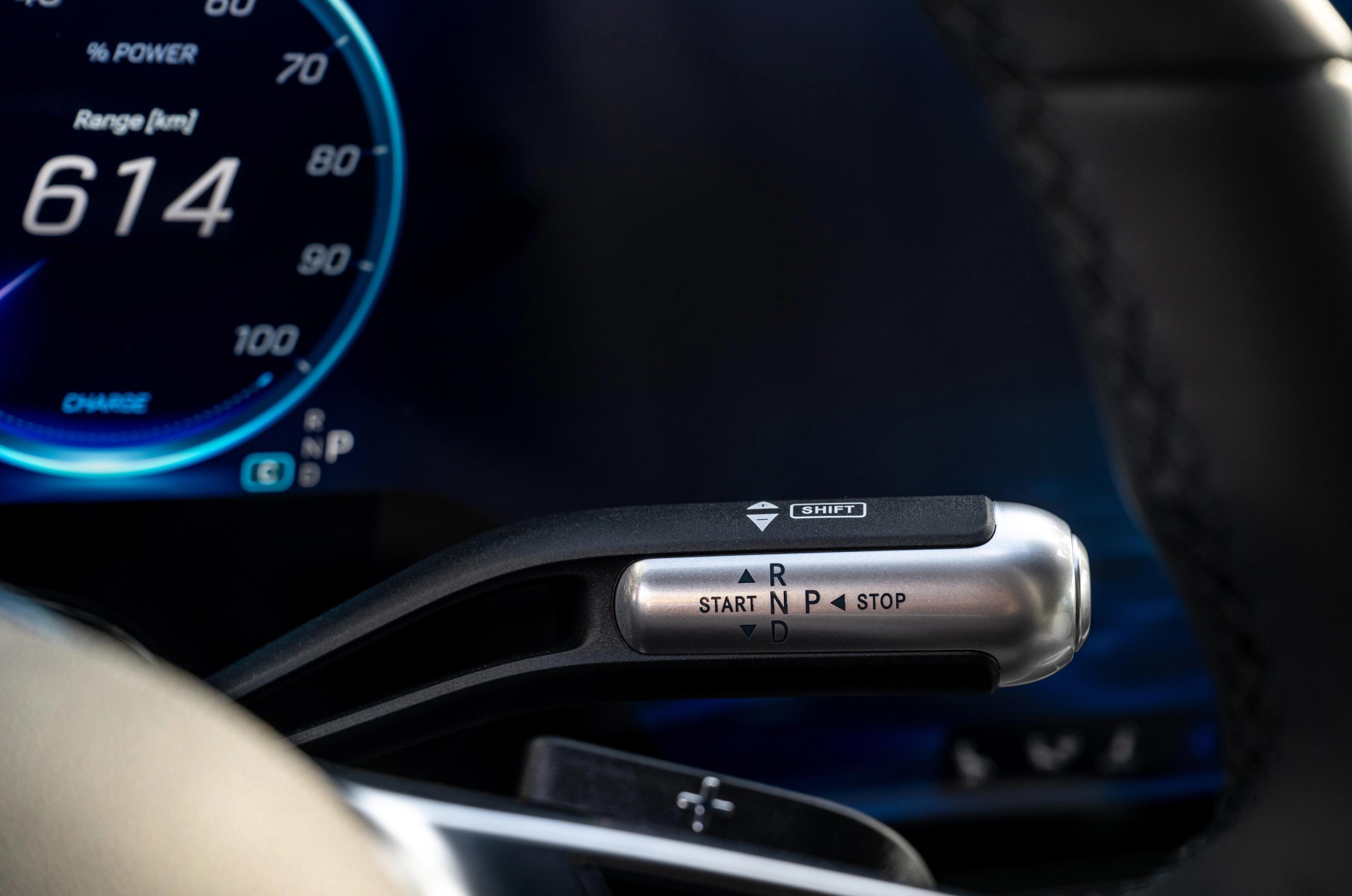 Gearvælgeren er placeret ved rattet i en Mercedes-Benz GLC