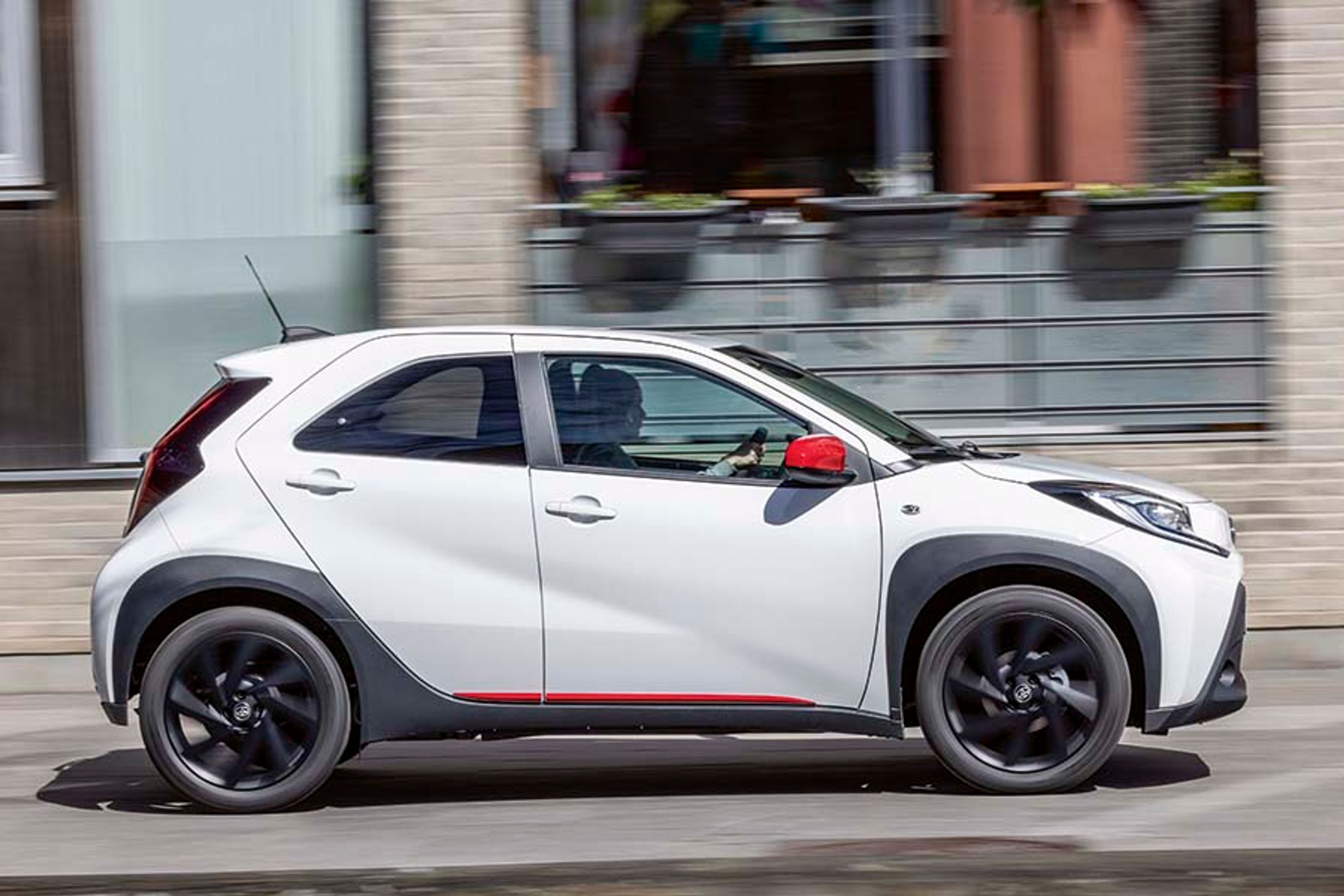 I forhold til forgængeren er Aygo X blevet 23 cm længere, 6 cm højere og over 12 cm bredere. Akselafstanden er øget med 9 cm.