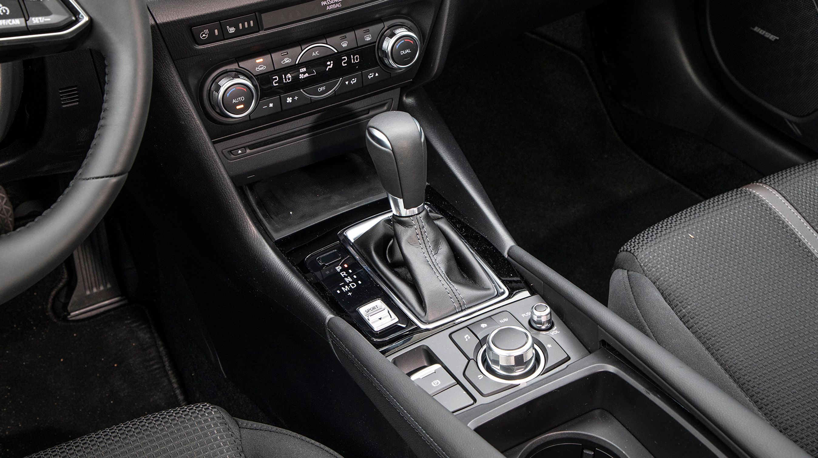 Mazdas eget automatgear har seks trin og er af den helt klassiske type. Det fungerer overraskende godt med meget blide gearskift på de rette tidspunkter. Der er skiftegreb bag rattet, og det gør det lidt sjovere, når man får lyst til at blande sig undervejs.