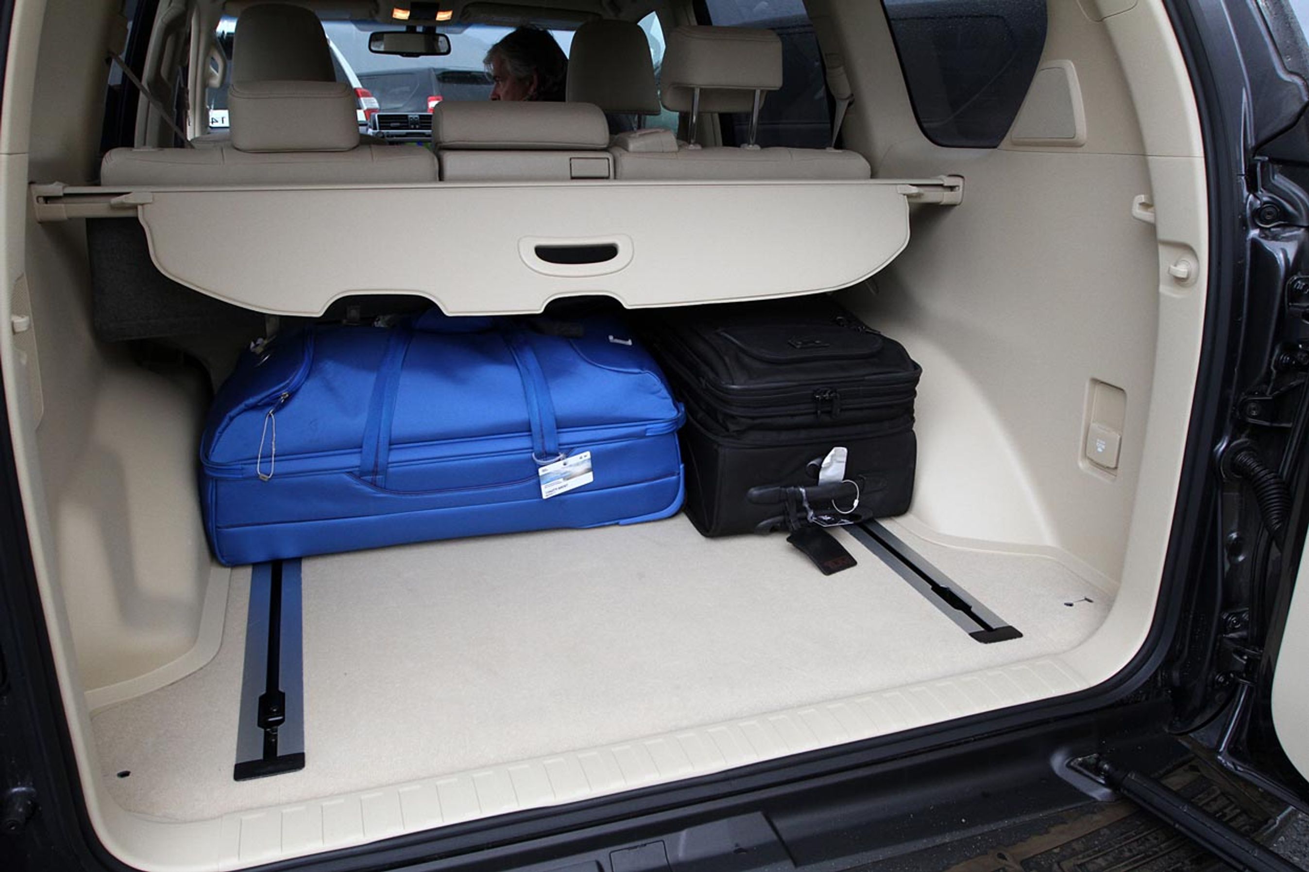 Land Cruiser 150 må laste godt 700 kg og trække 3.000 kg. Bagagerummet er på op til 1.150 liter uden en evt. tredje sæderække.