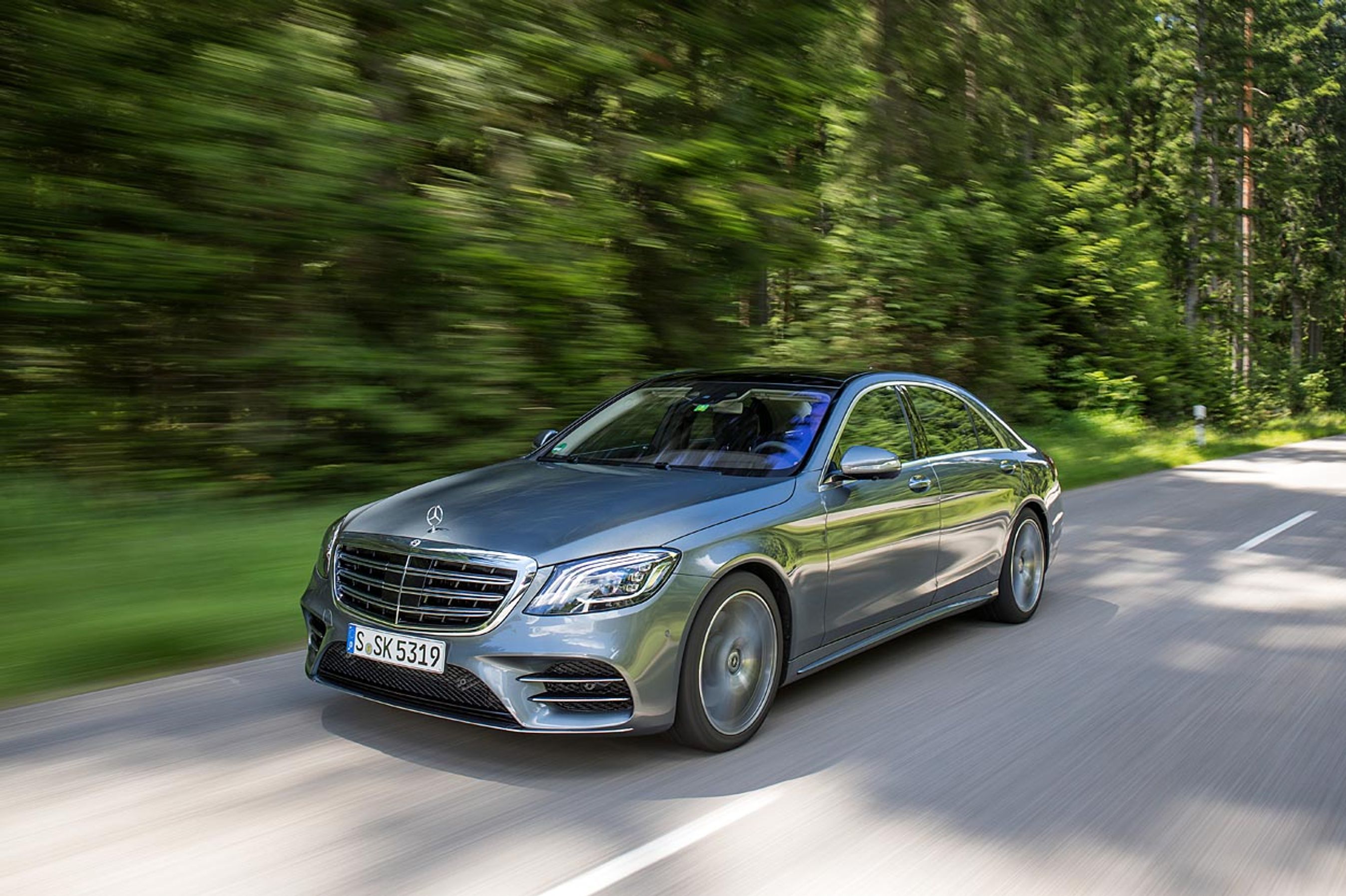 Mercedes-Benz S-klassen er verdens bedst sælgende limousine. Nu er den kommet i en ny udgave med ny teknik og mere komfort.