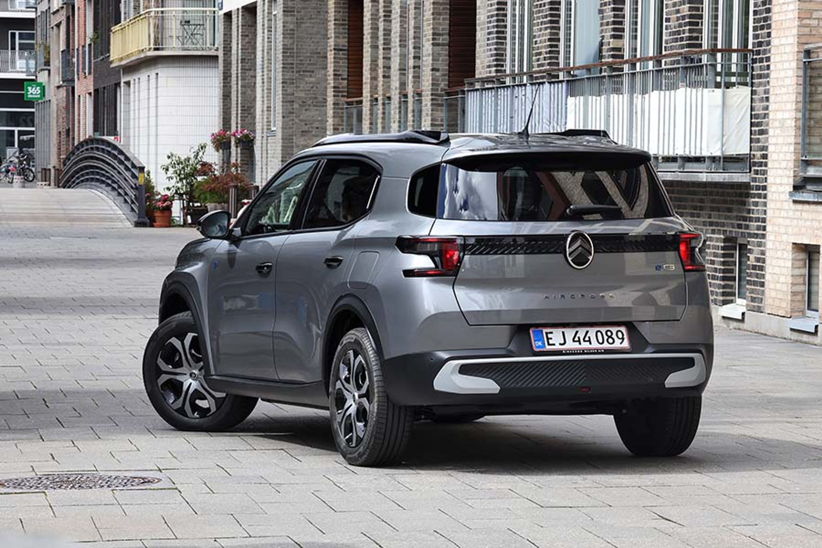 Citroën ë-C3 Aircross er udstyret med de nye Citroën-logoer for og bag. I denne udgave er baglygterne af halogentypen, men vælger man den dyreste udgave til 225.000 kr., er de forsynet med LED-teknik. 