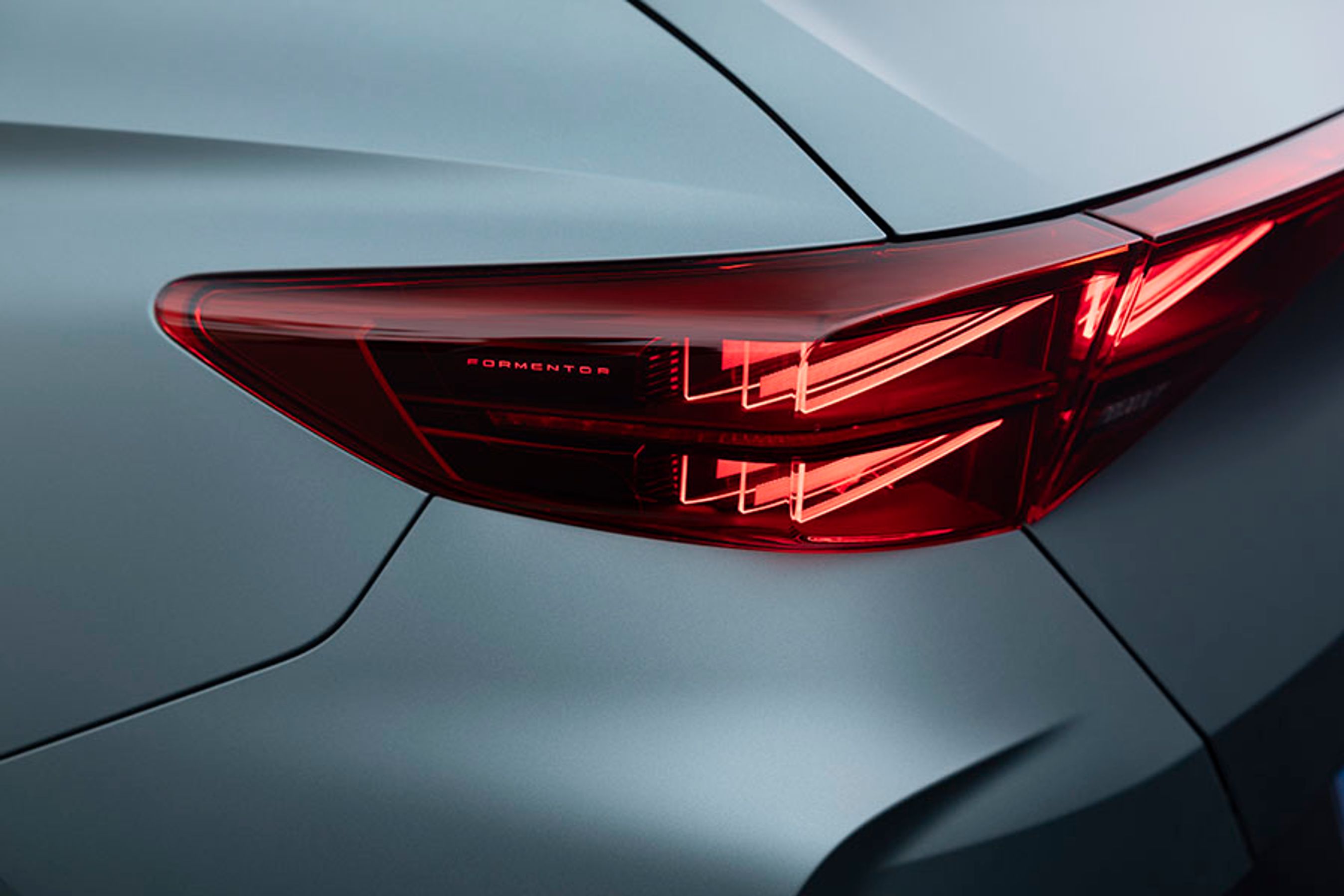 Man skal helt hen til baglygterne for at kunne aflæse navnet på bilmodellen. Det lyser op i de i øvrigt meget spektakulære 3D-baglygter med LED-teknologi.