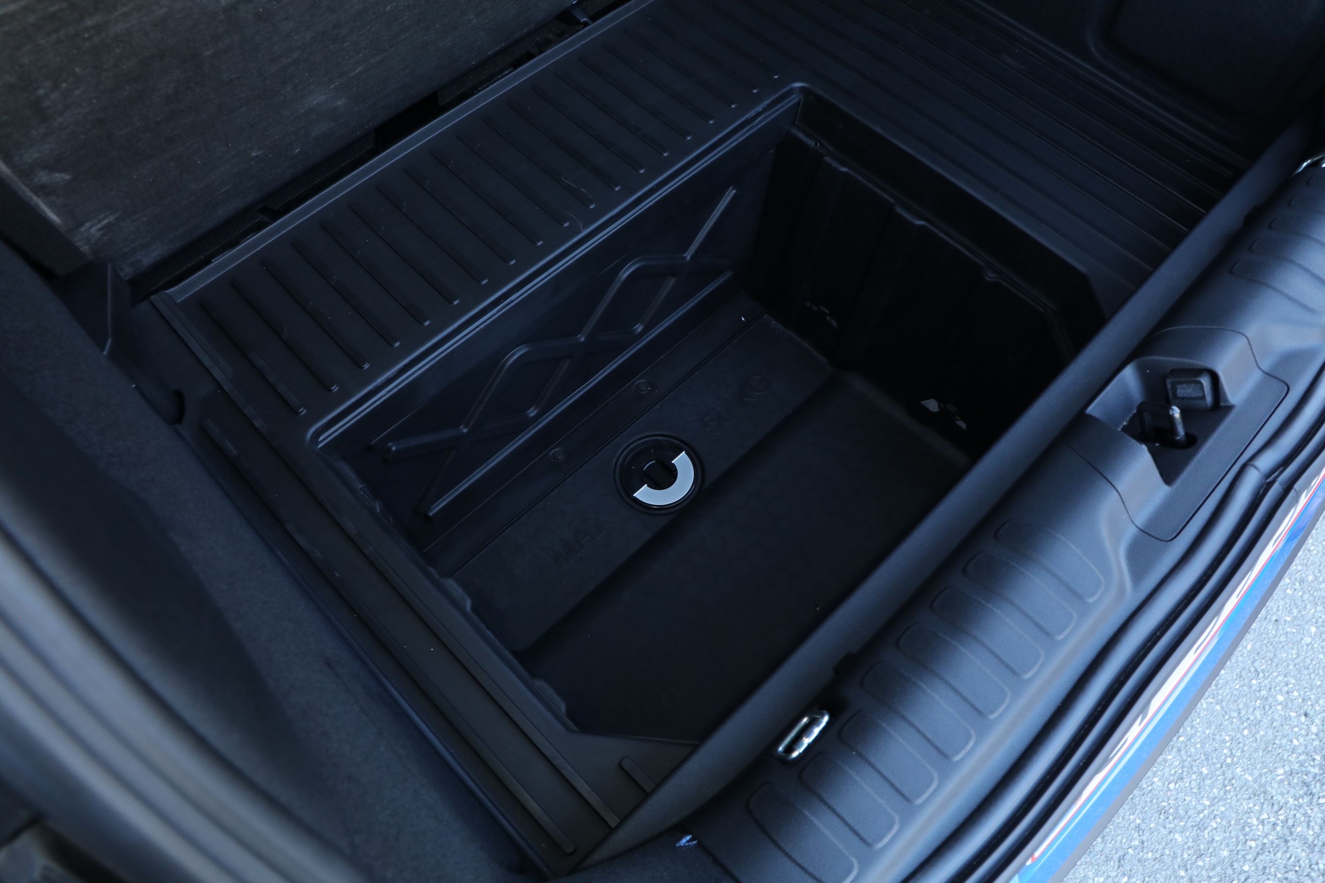 Under gulvet i Ford Puma findes en stor brønd, der øget brugsværdien betydeligt. I bunden kan man skrue en prop ud, så vand mm kan løbe frit ud