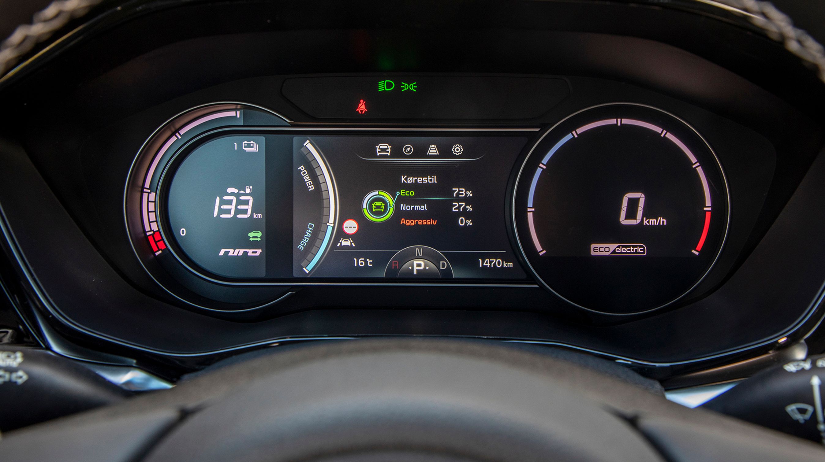 Cockpittet er digitalt og let at aflæse. Man kan til en vis grad selv bestemme indholdet i midten af de to runde instrumenter.