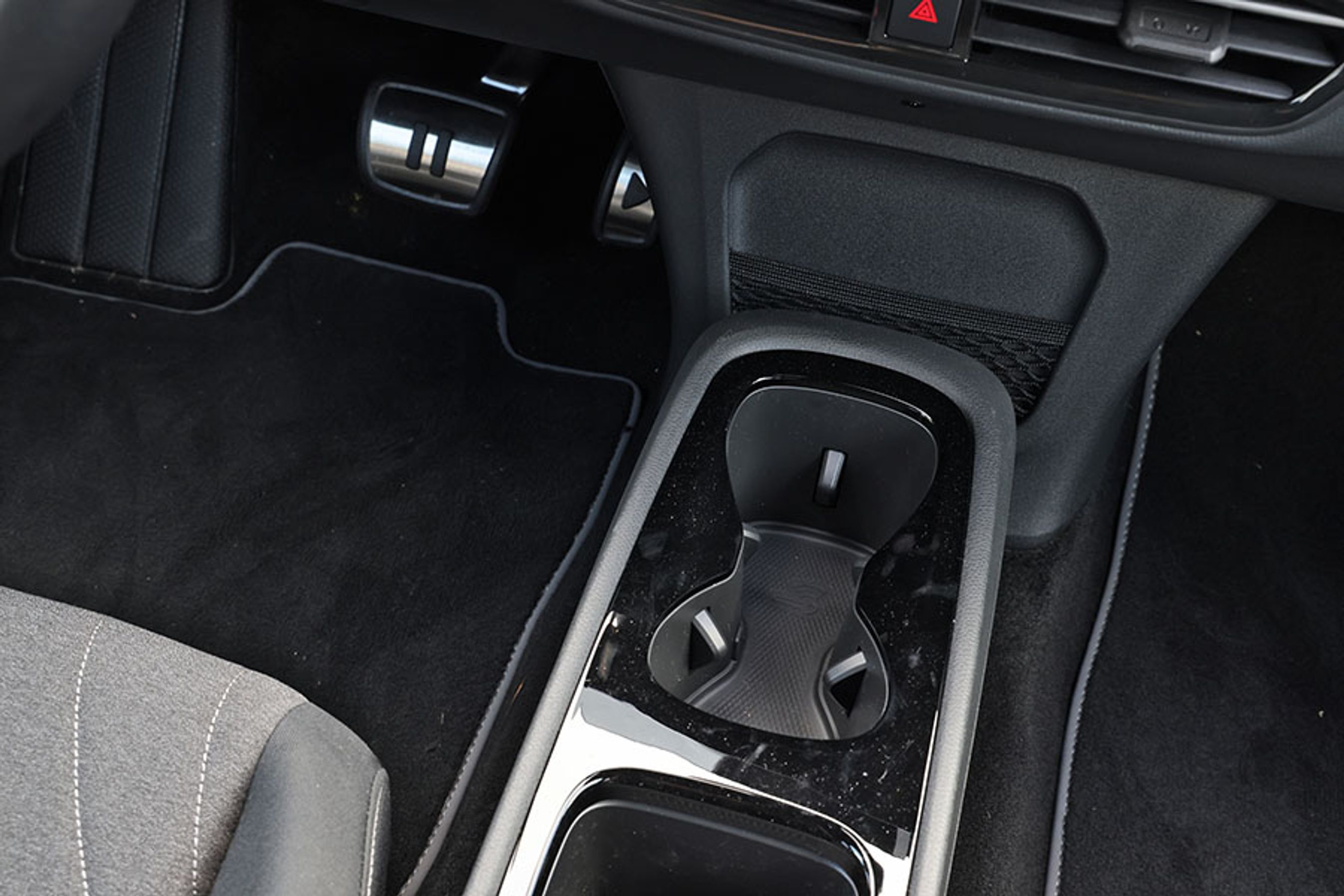 I en VW ID.3 er gearvælgeren placeret oppe ved rattet, og det giver plads til et par gode kopholdere og øvrig fralægningsplads mellem forsæderne.