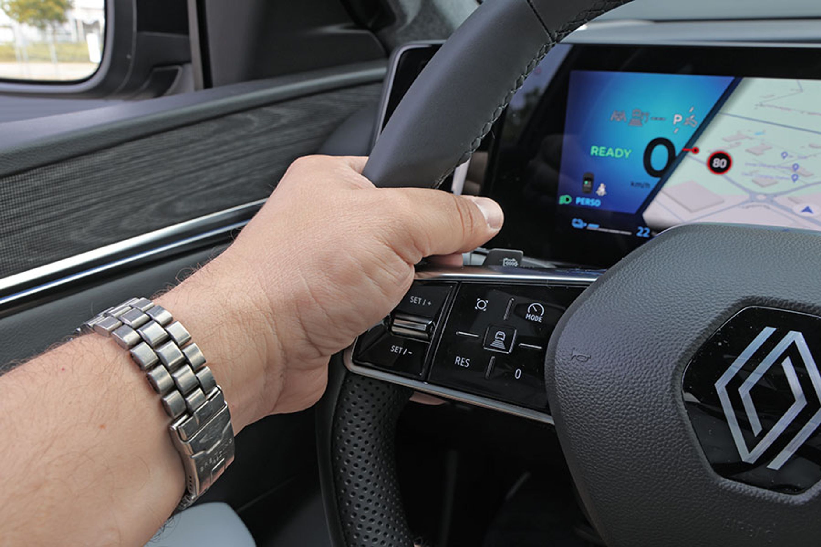 Der er indbygget pulsføler, så bilen ved, at man har hænderne på rattet.