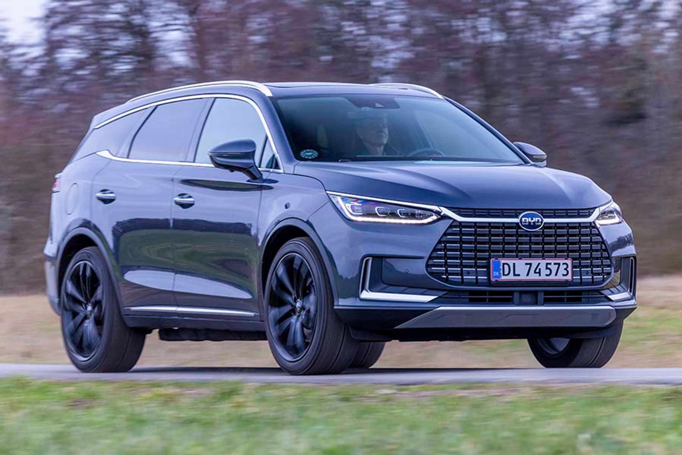 BYD Tang er en ganske stor SUV med plads til syv personer. Den kinesiske elbil har to elmotorer, der trækker på alle fire hjul, og som yder op til 517 hk.