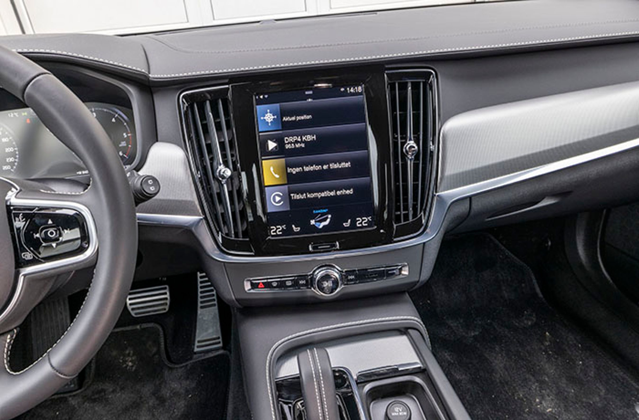 Skærmen har danske menuer og store ikoner, der aktiverer radio, telefon, navigationsanlæg eller en af de mange apps, der kan installeres i bilen.