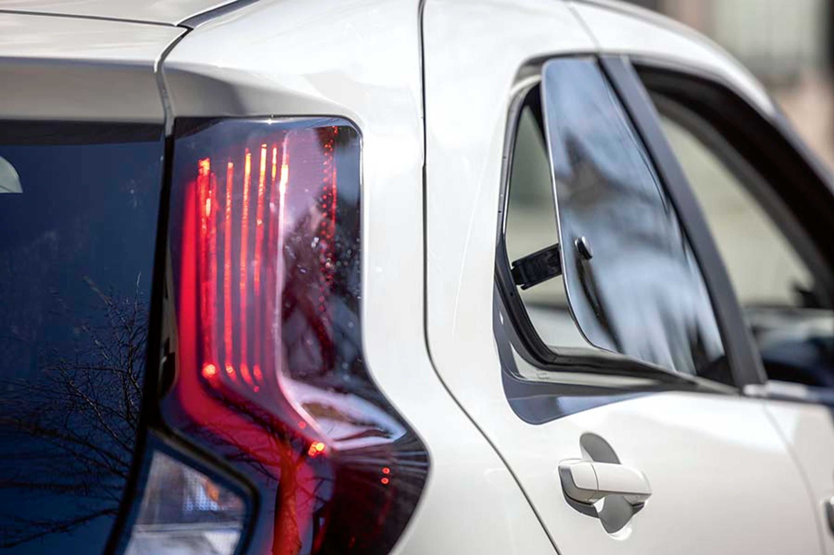 Fra bagsædet er udsynet stærkt begrænset, og man kan kun stille bagruderne på klem. En autostol kan placeres i isofixbeslagene ved de to yderpladser, men pladsen er kneben.