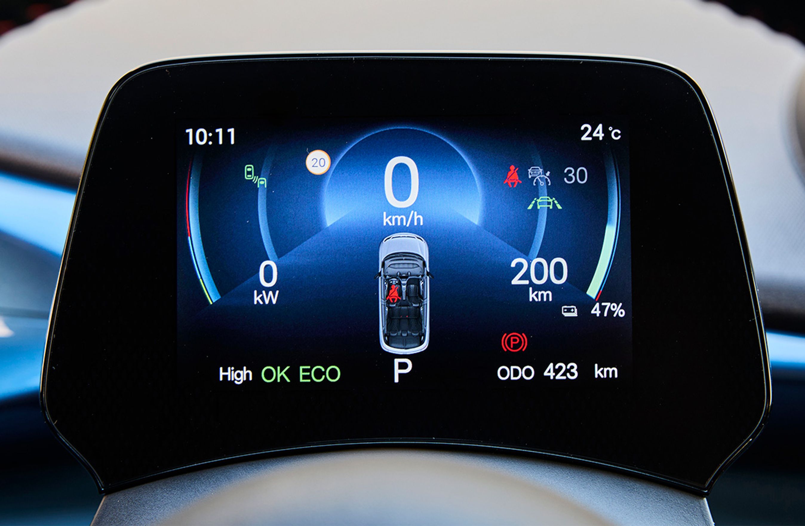 Førerinstrumentet ved rattet er sådan set en fint, men der er lovlig mange oplysninger klemt sammen på lidt plads.