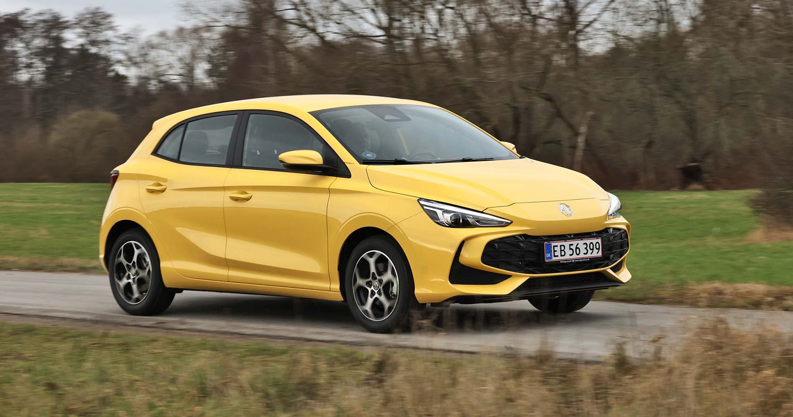 En MG 3 Hybrid set forfra, mens den kører på en vej