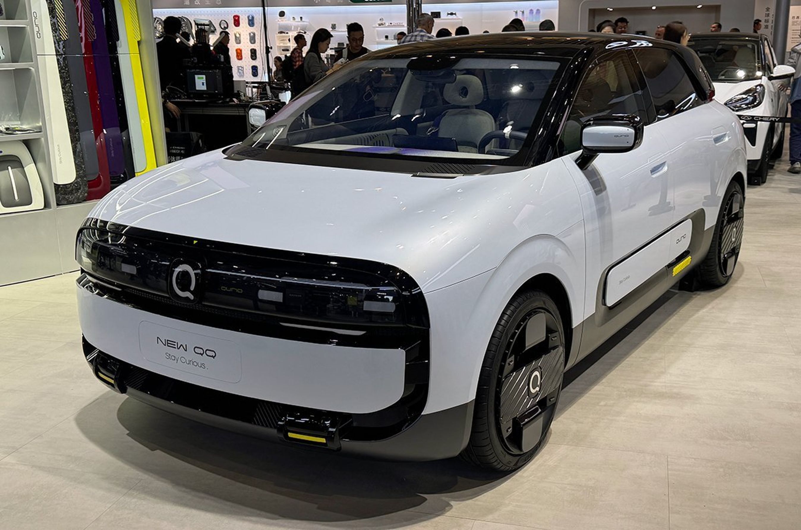 Hvid konceptbil på udstilling.