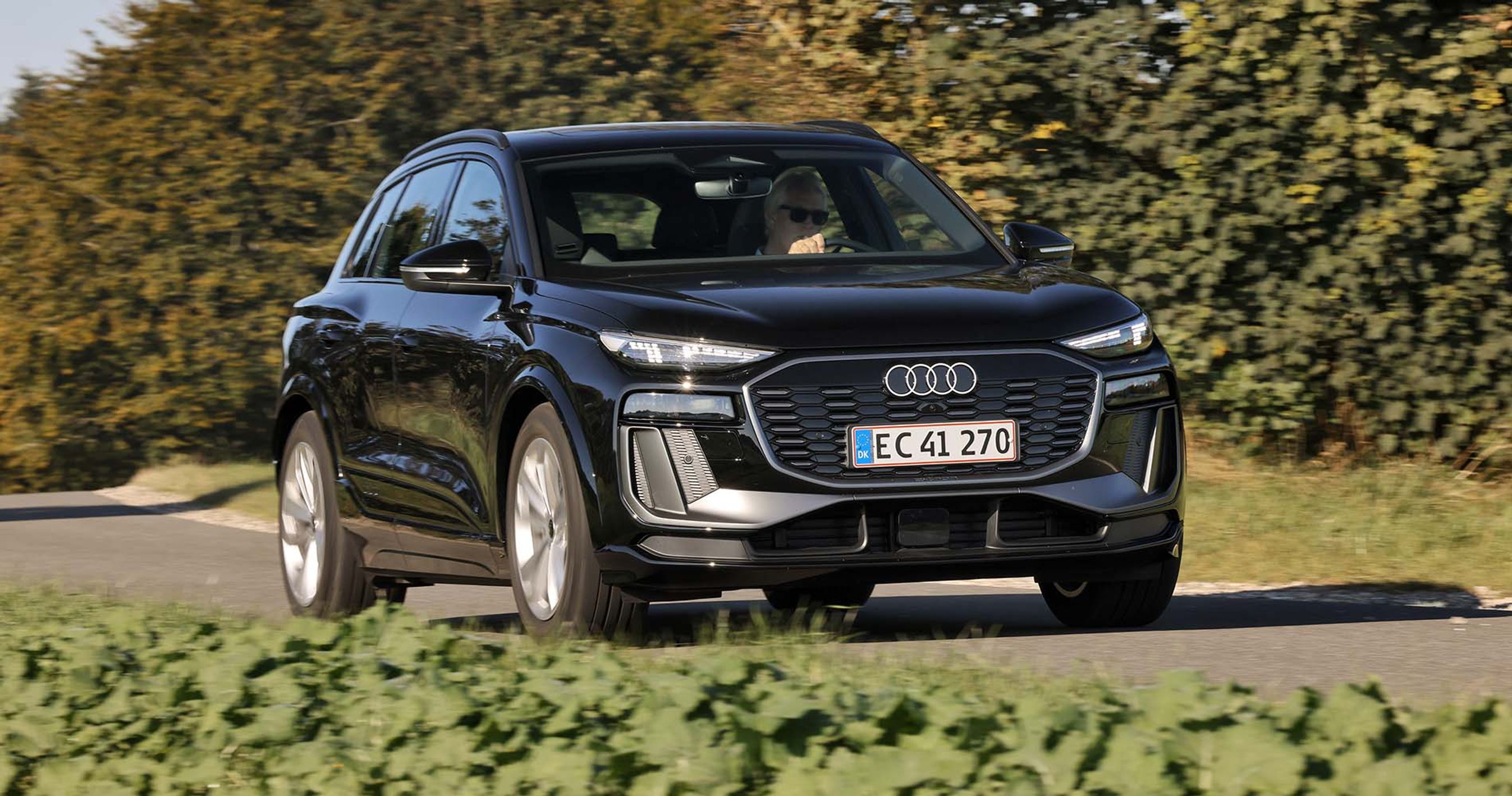 Sort Audi Q6 e-tron kører på landevej