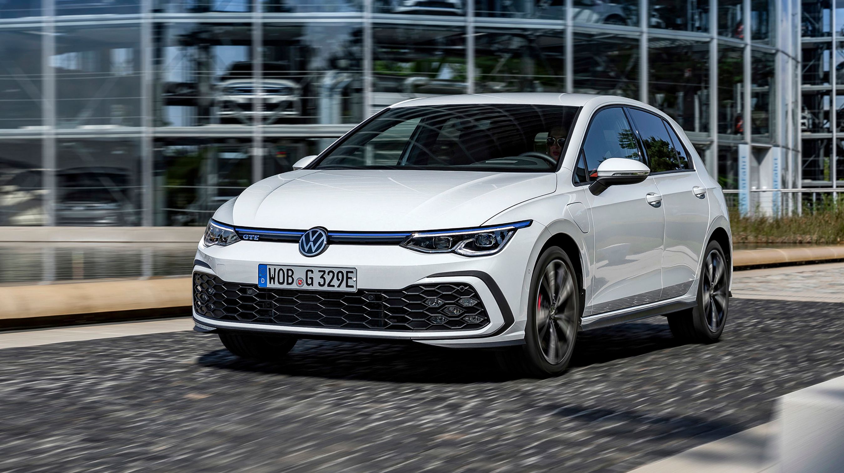 VW tilbyder fortsat Golf som GTE. Det er den sportslige plugin-hybrid, hvor effekten kortvarigt er 245 hk i stedet for 204 hk. Den har flere sportslige design-detaljer især i kabinen, og prisen forventes at være lige under 400.000 kr. 