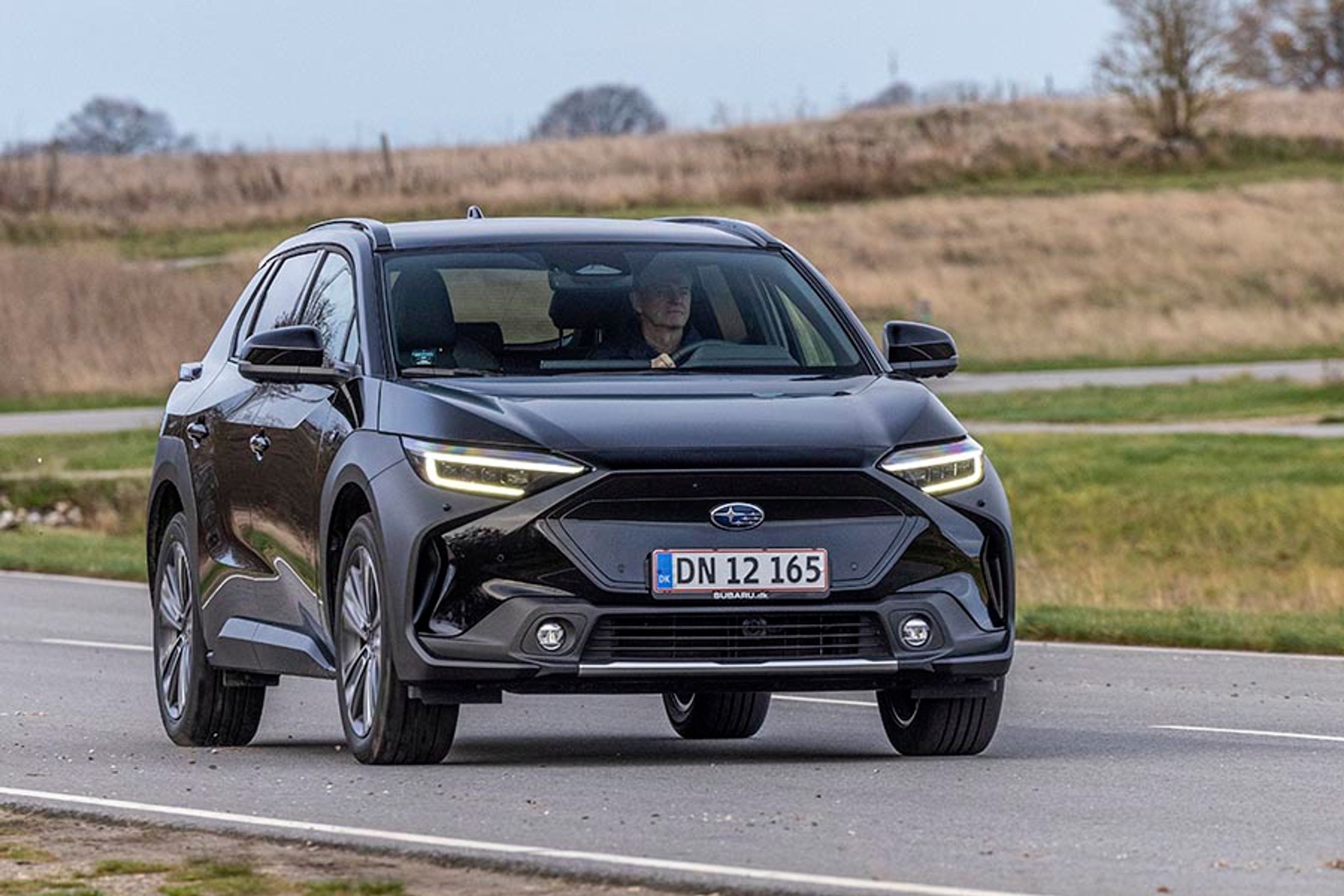 Subaru Solterra er søsterbil til elbilen Toyota bZ4X. Den er teknisk identisk, men har fået en anden front med det store Subaru-logo midt på fronten over nummerpladen.