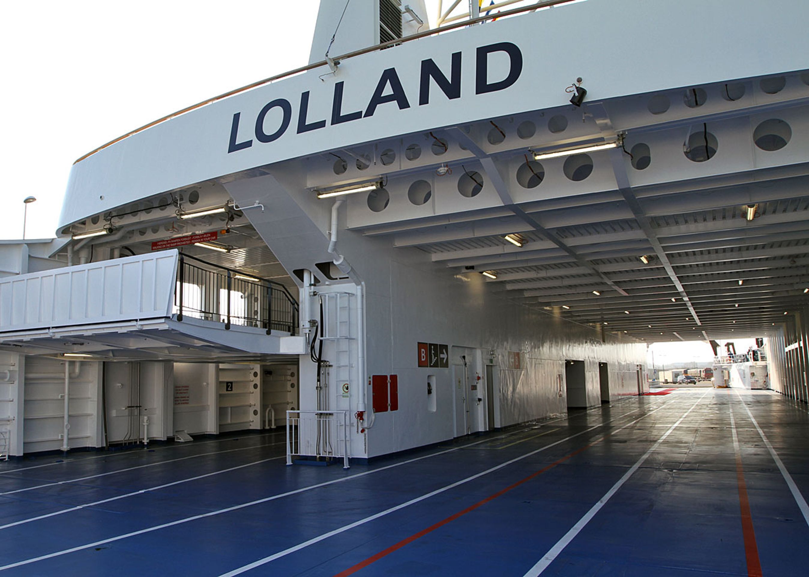 Der er seks baner til personbiler på hoveddækket og yderligere to baner på hængedækket. 122 personbiler i alt kan der være.