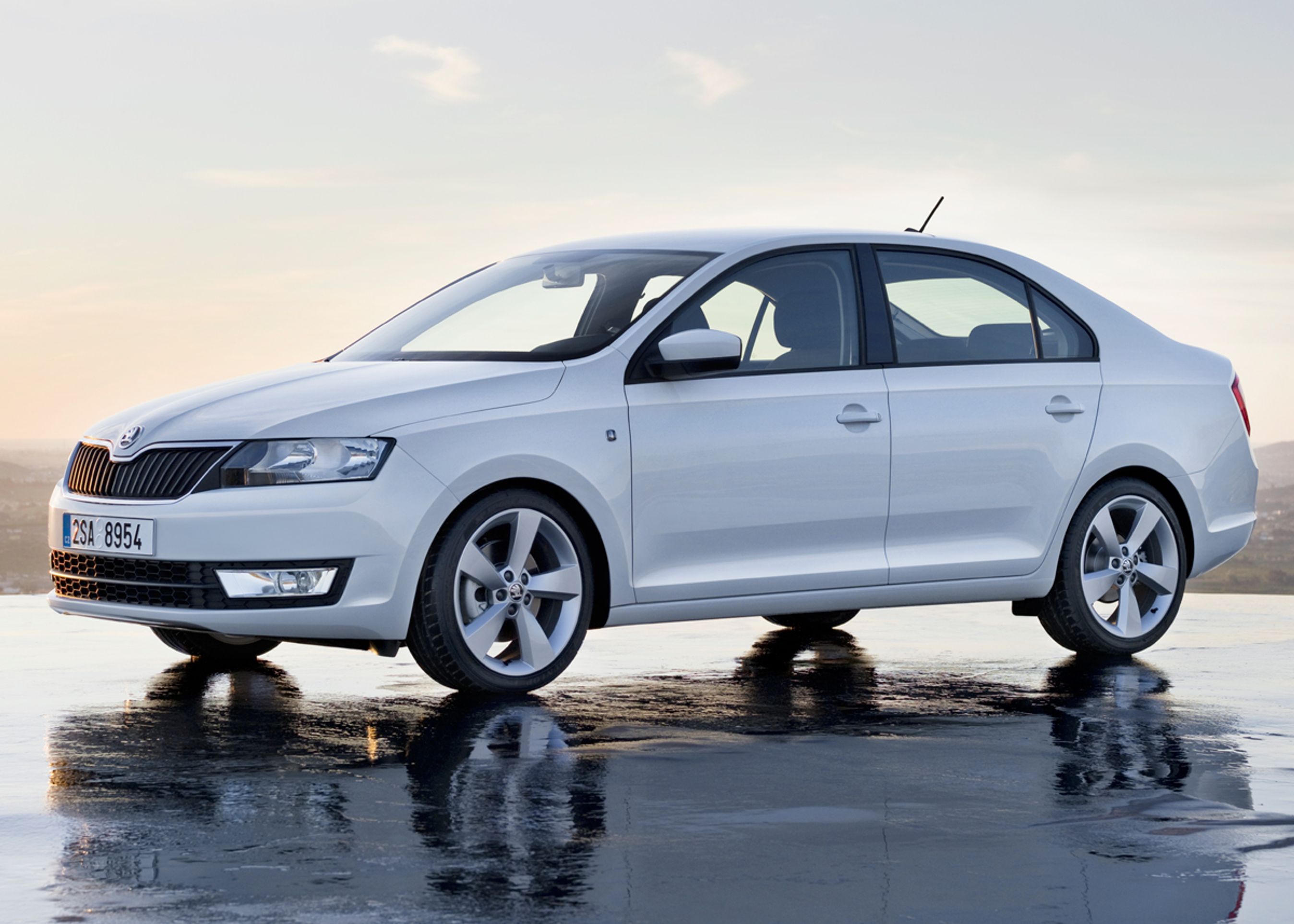 Skoda Rapid (billedet) og Seat Toledo har grundlægende samme karrosseri. Vigtige, dyre komponenter som døre og alle glasarealer er ens.