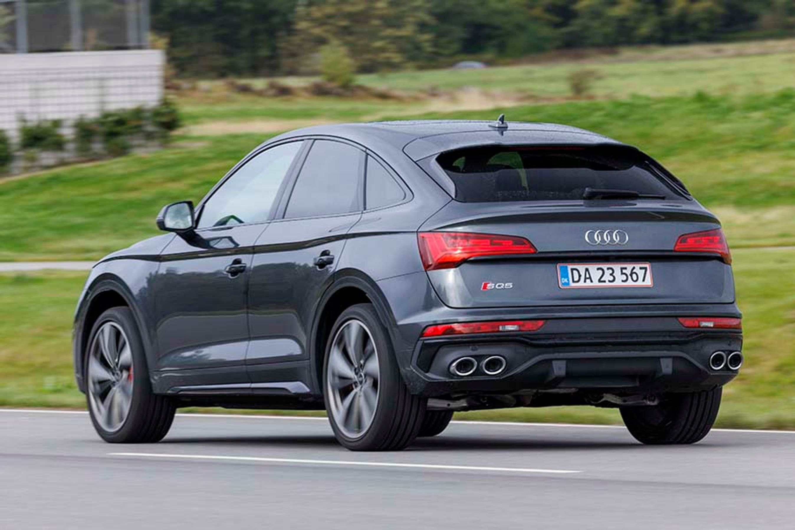 Fire bastante udstødningsrør viser med stolthed, at denne Audi ikke er helt almindelig.