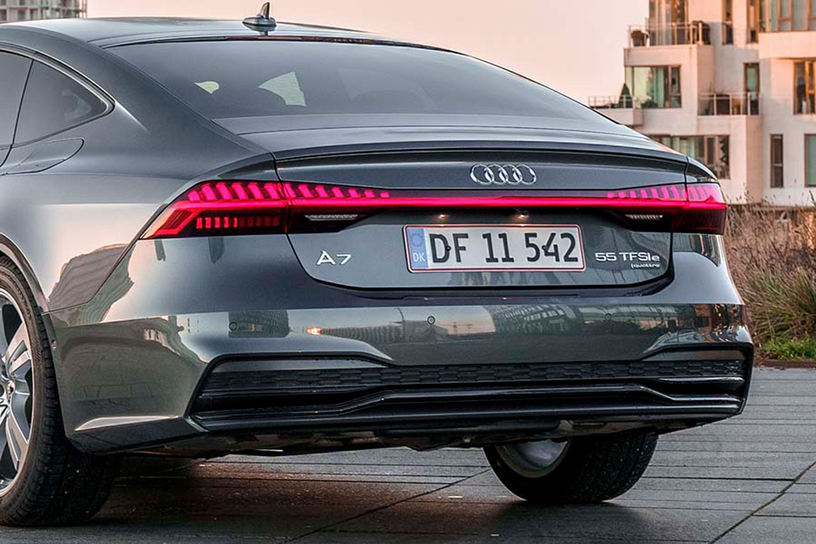 På bagklappen står 55 TFSI e, og det er et navn, der dækker over en toliters benzinmotor med tilhørende plugin-hybrid-teknologi med en samlet ydelse på 367 hk. Quattro er Audis navn for firehjulstræk.