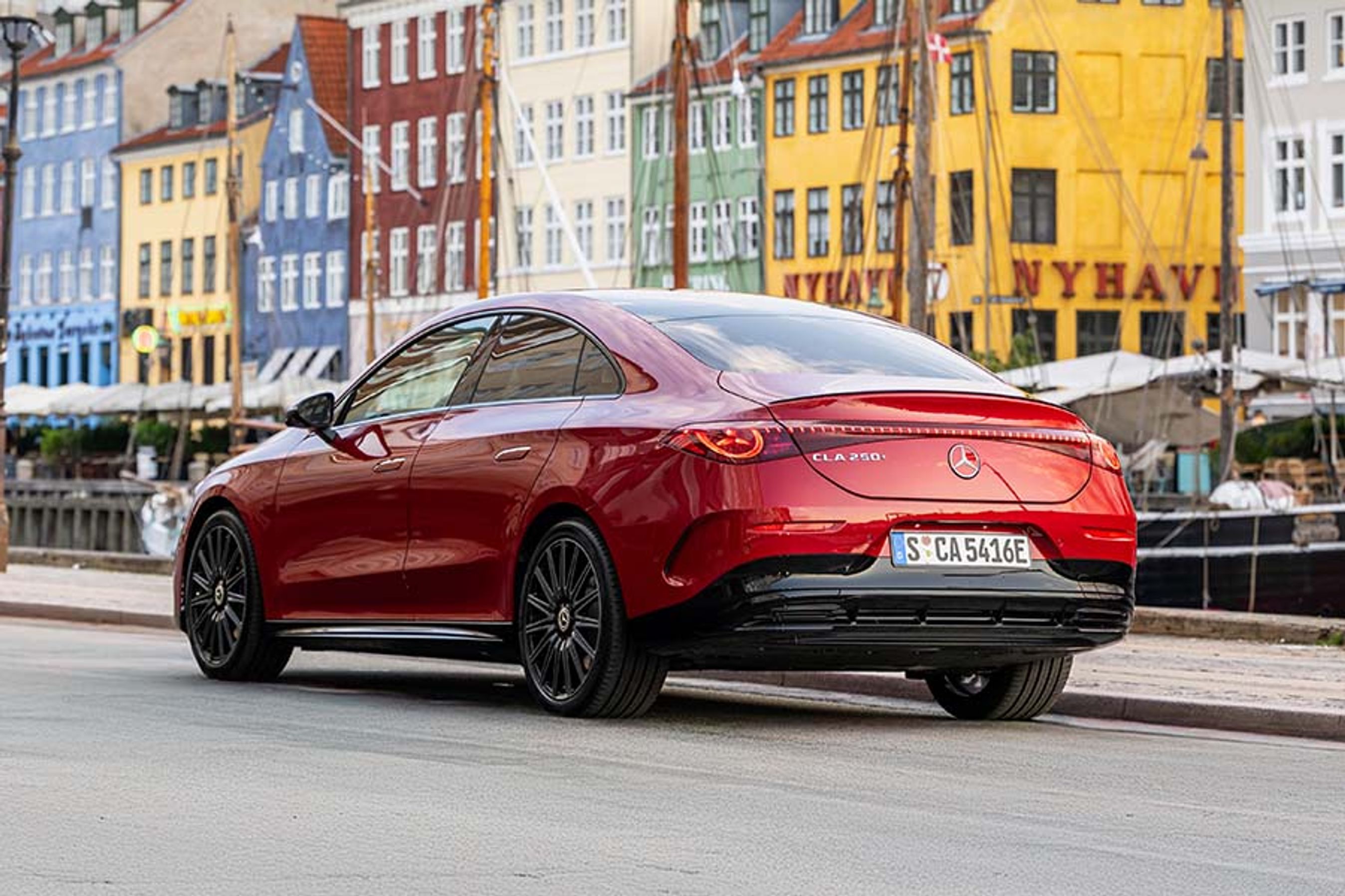 Designet er meget vindglat, og forrude, glastag og bagrude går ud i et. Vindmodstandskoefficienten er nede på 0,21. Lygtebåndet går hen over bagklappen i hele bilens bredde.