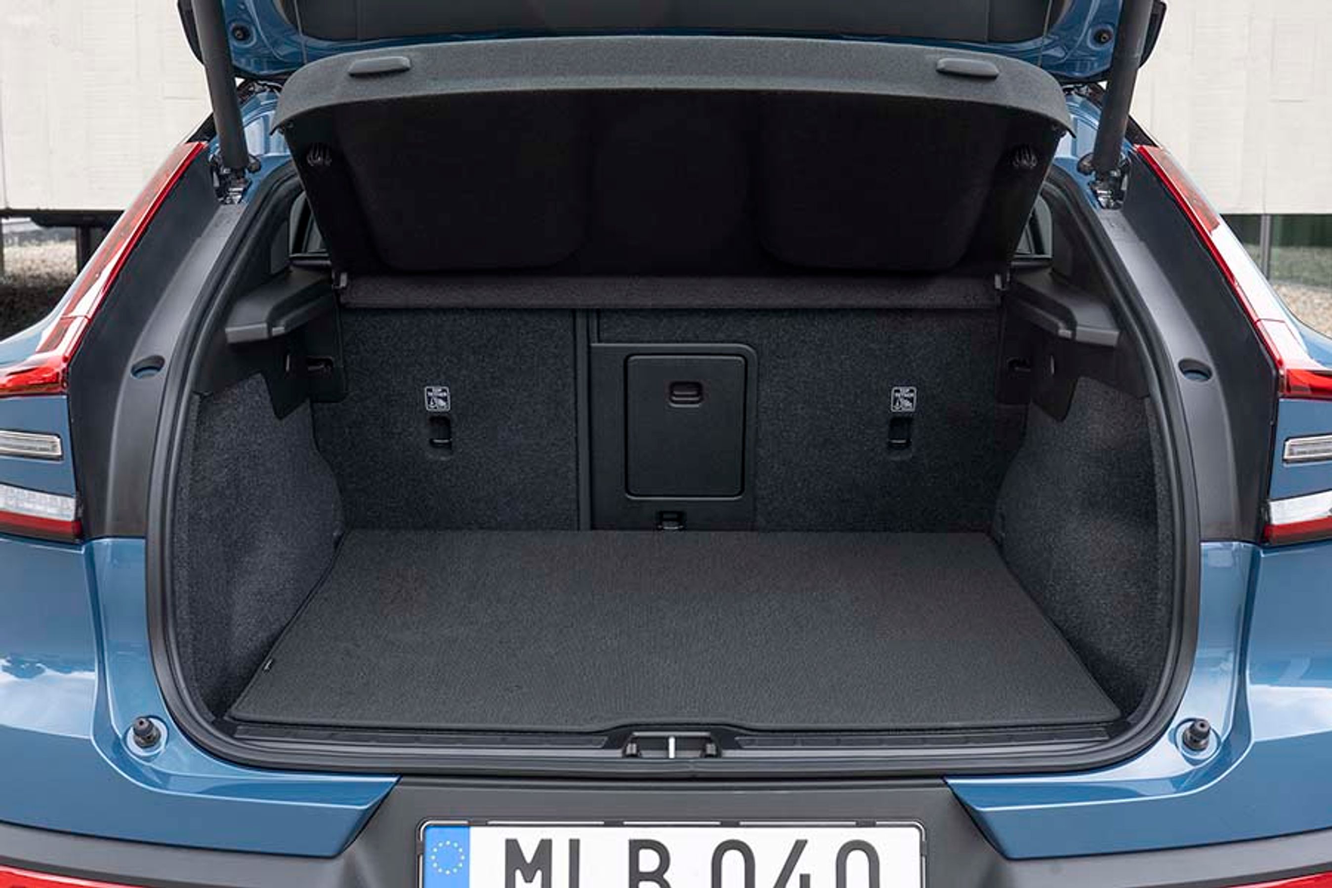 Bagagerummet er stort, og under gulvet er endnu et stort rum til ekstra bagage. Bunden er todelt, så man let kan have styr på indkøbsposer.