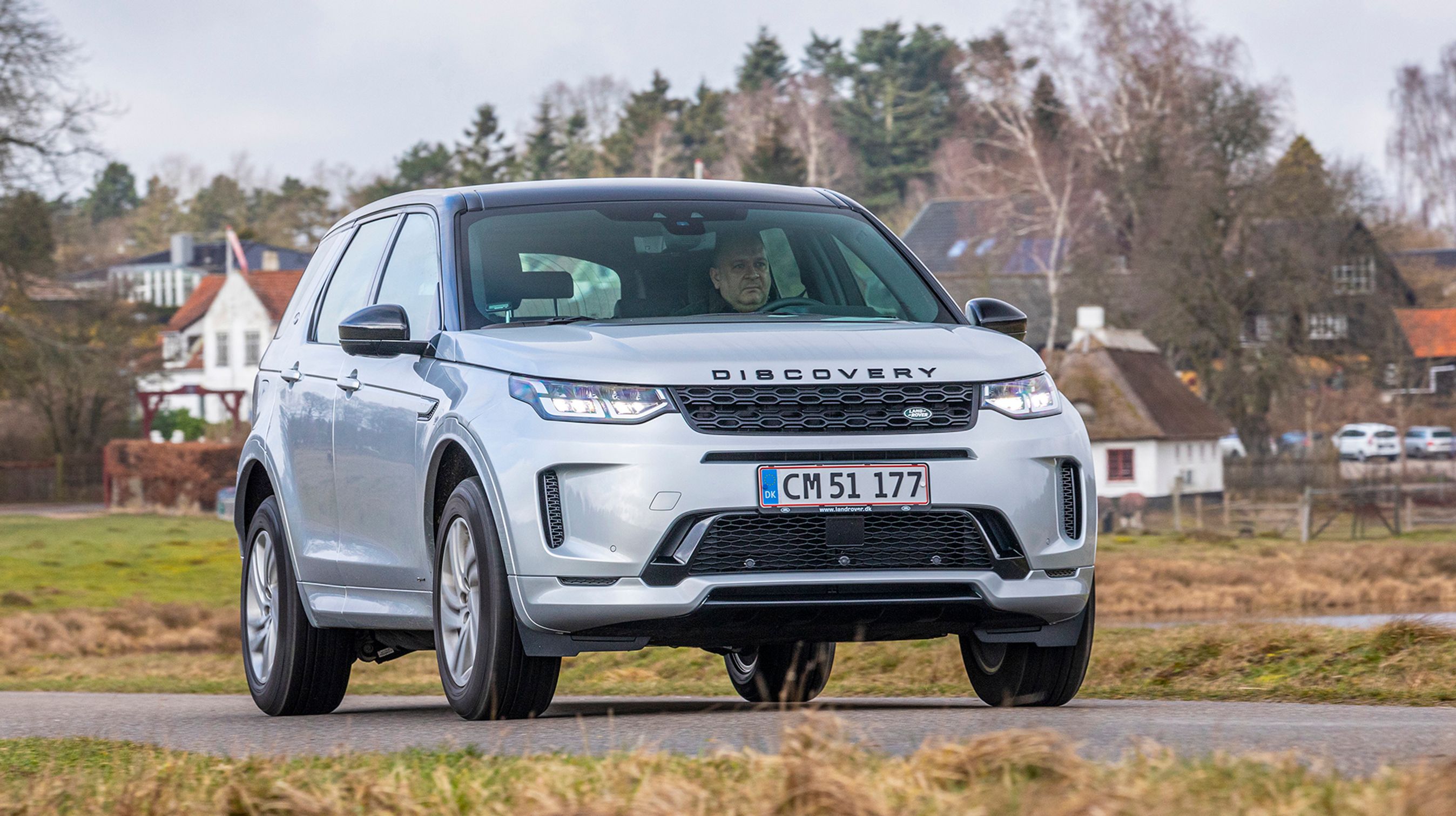 Udefra identificerer man den nye Land Rover Discovery Sport på den nye kølergrill, de nye kofangere og LED-lygterne.