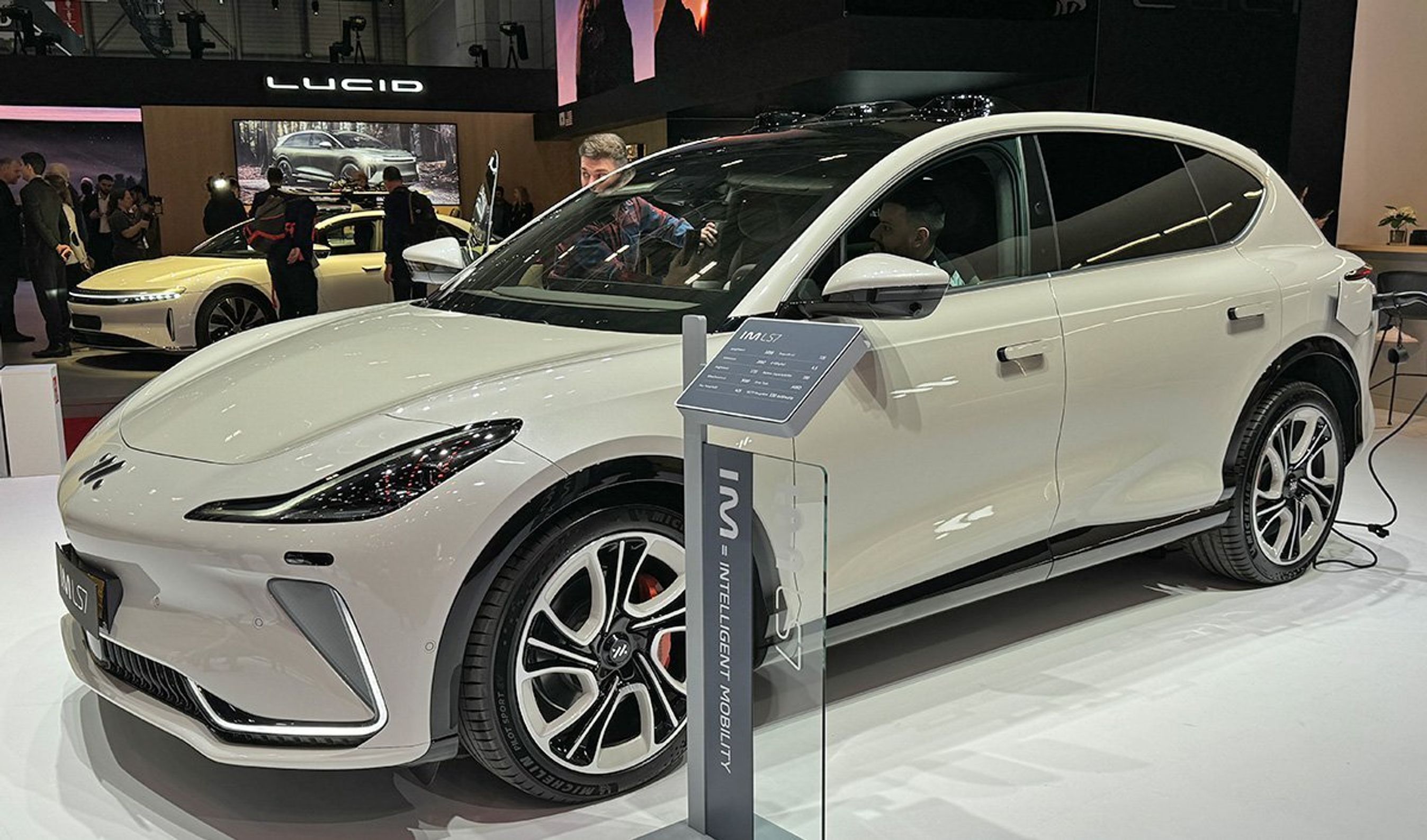 Hvid SUV set skråt forfra.