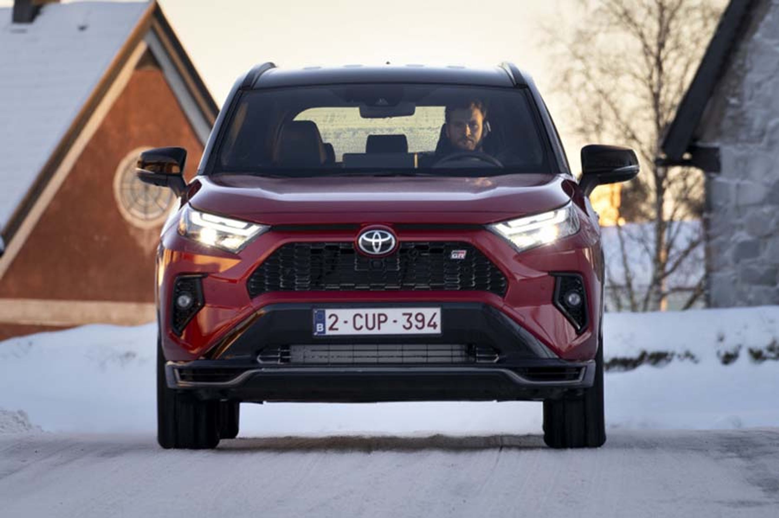 RAV4 er en stor og bred bil, der byder på en høj siddeposition og en let ind- og udstigning.