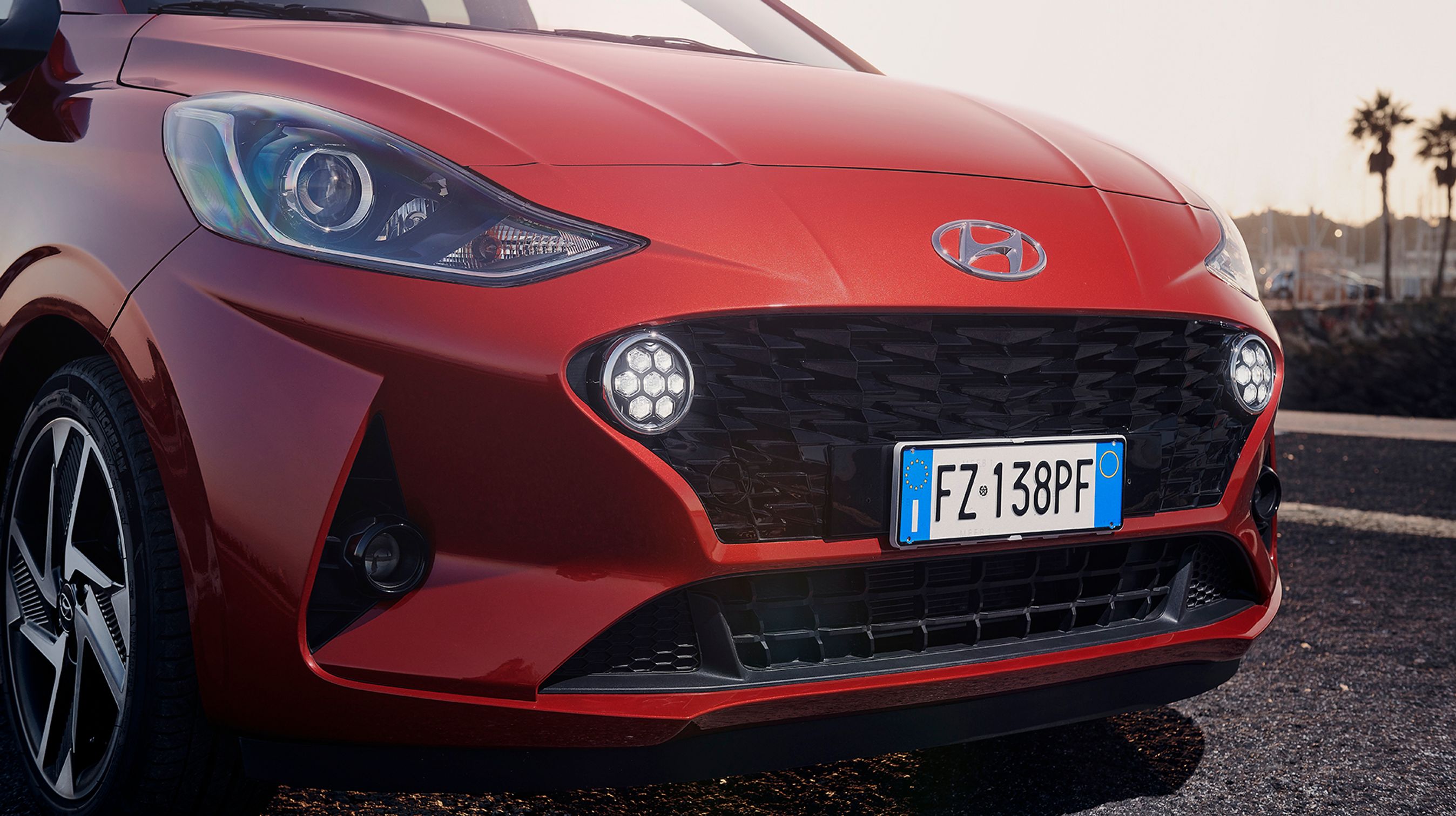 Hyundai i10 har halogenforlygter og separate LED-kørelys, der er monteret i de runde lygter i midten. Nær- og fjernlyset kan selv skifte op og ned afhængig af trafikken.